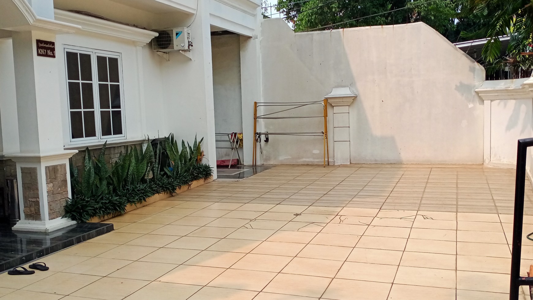 Rumah 3 lantai villa nusa indah 3 di jalan boulevard 