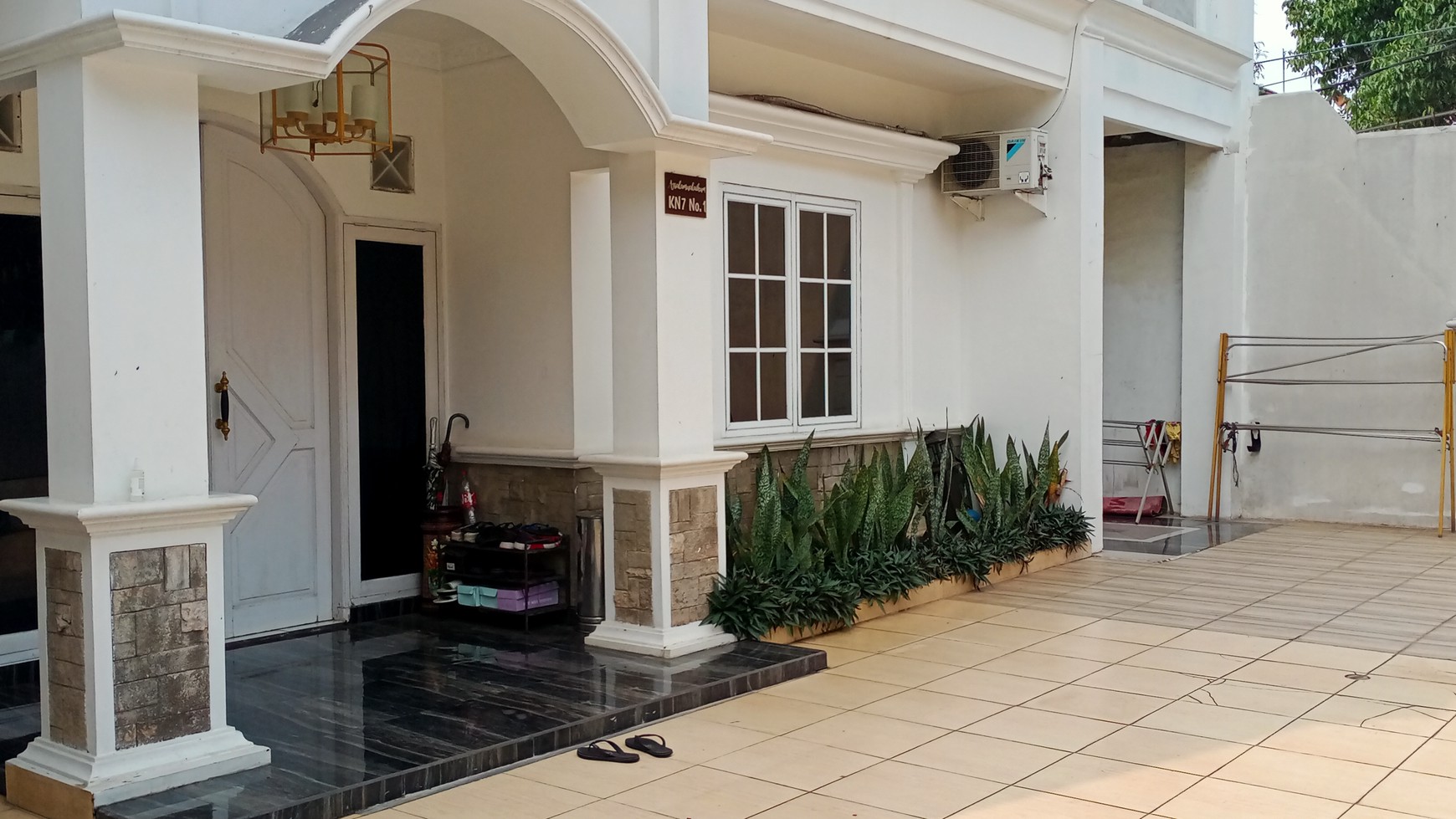 Rumah 3 lantai villa nusa indah 3 di jalan boulevard 