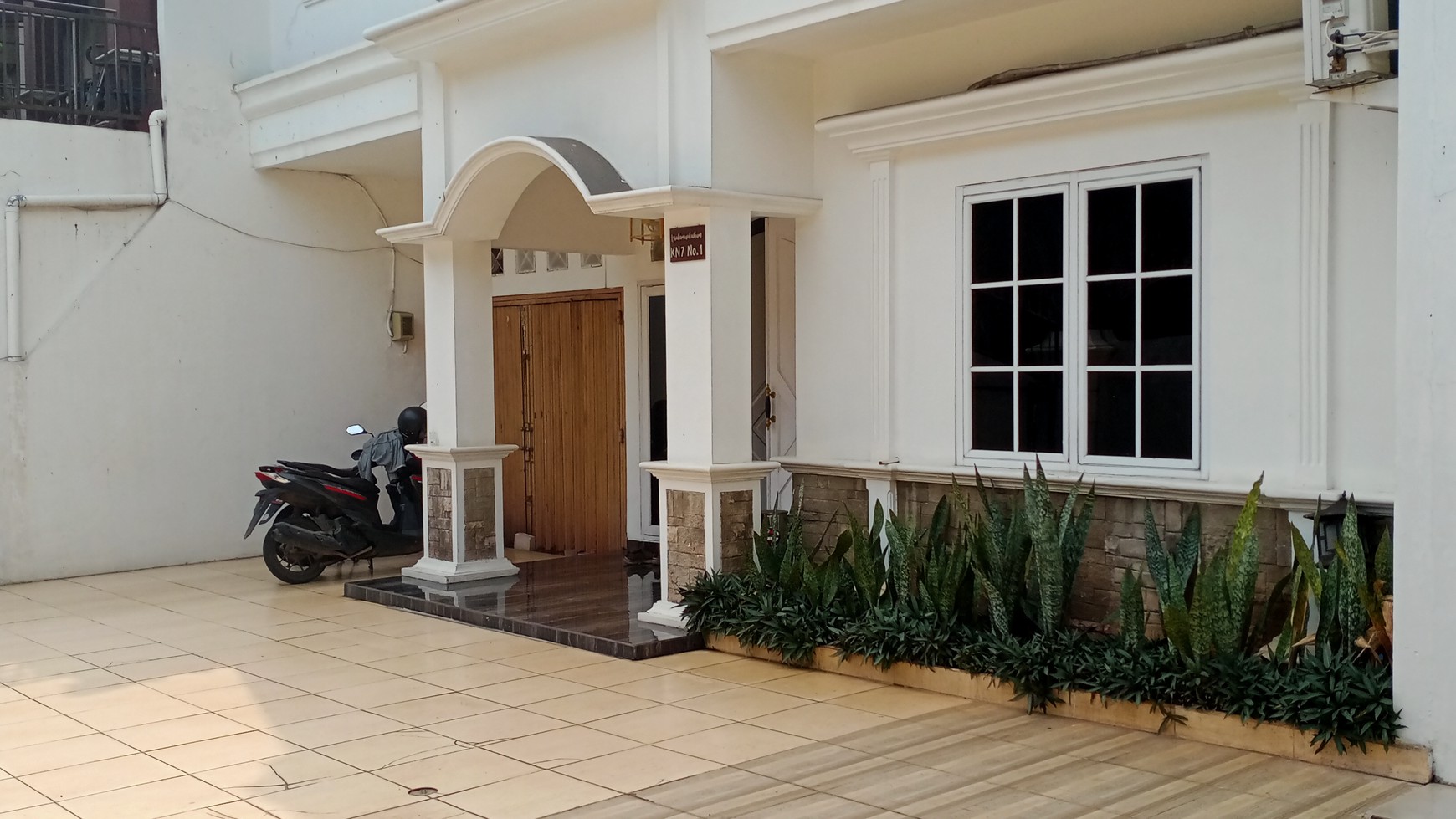 Rumah 3 lantai villa nusa indah 3 di jalan boulevard 