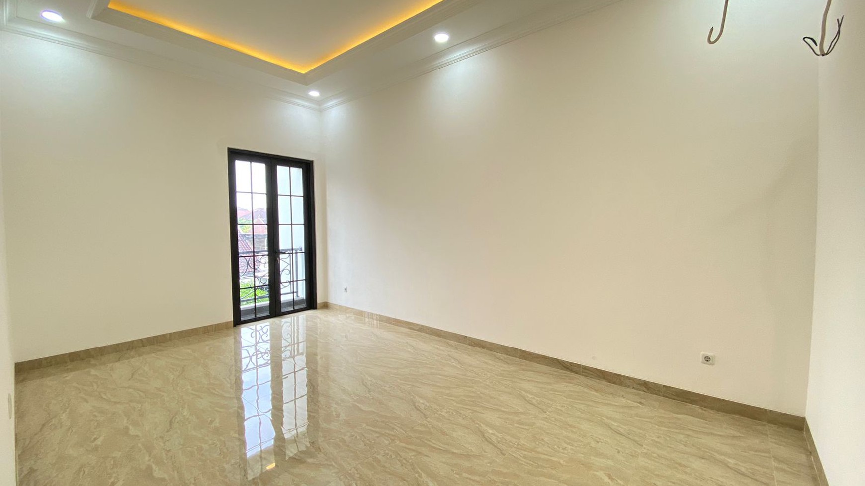 Rumah mewah baru di bangun dengan semi furnished di Duren Sawit, Jakarta Timur