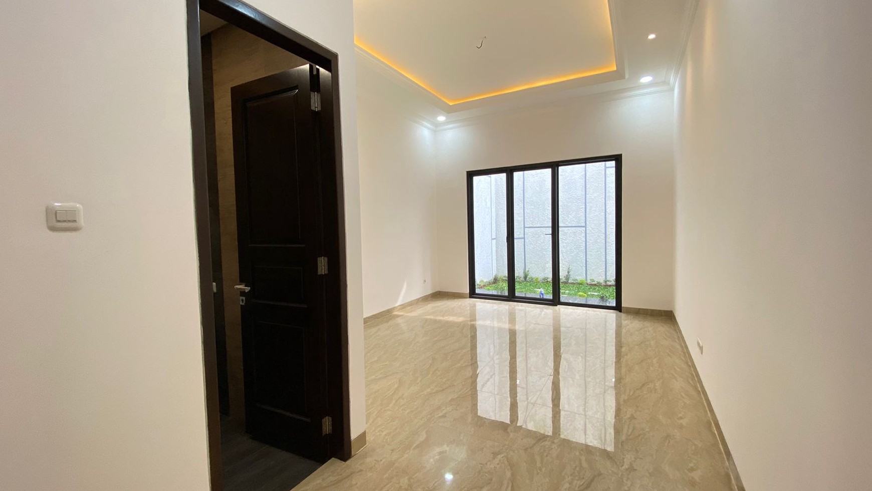 Rumah mewah baru di bangun dengan semi furnished di Duren Sawit, Jakarta Timur