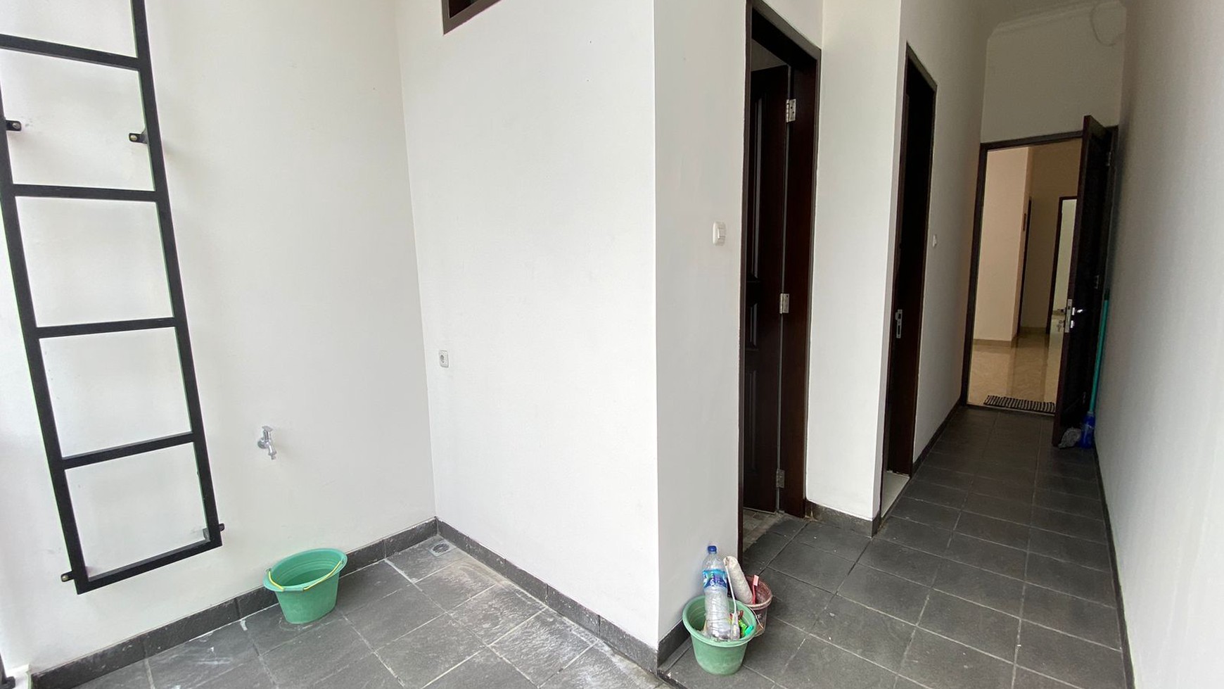 Rumah mewah baru di bangun dengan semi furnished di Duren Sawit, Jakarta Timur