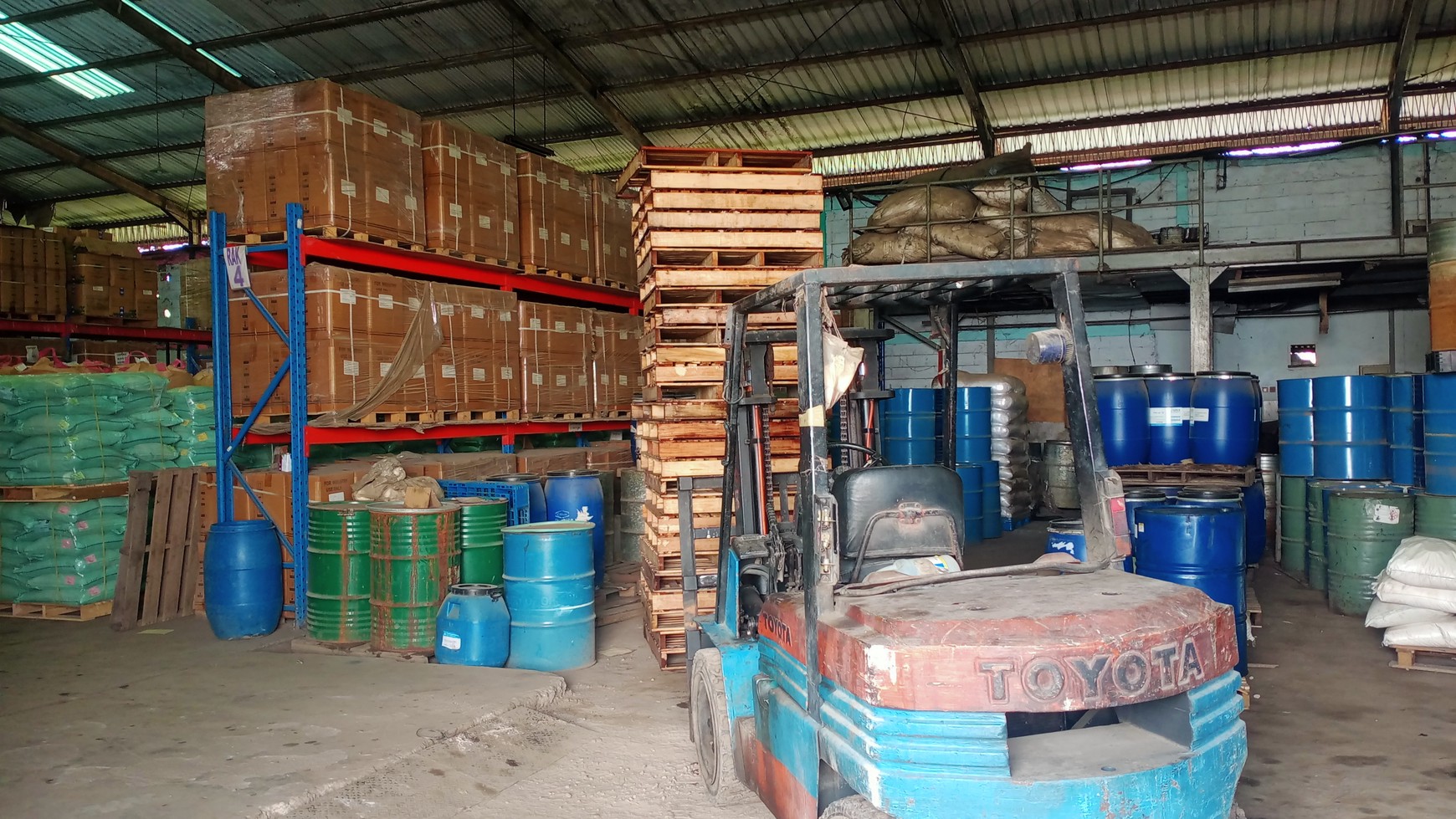 Dijual pabrik dan gudang di jalan raya narogong bekasi