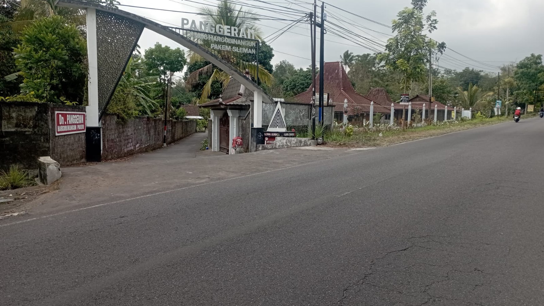 Tanah Luas 2401 Meter Persegi & Bangunan Joglo Lokasi Pakem Sleman 