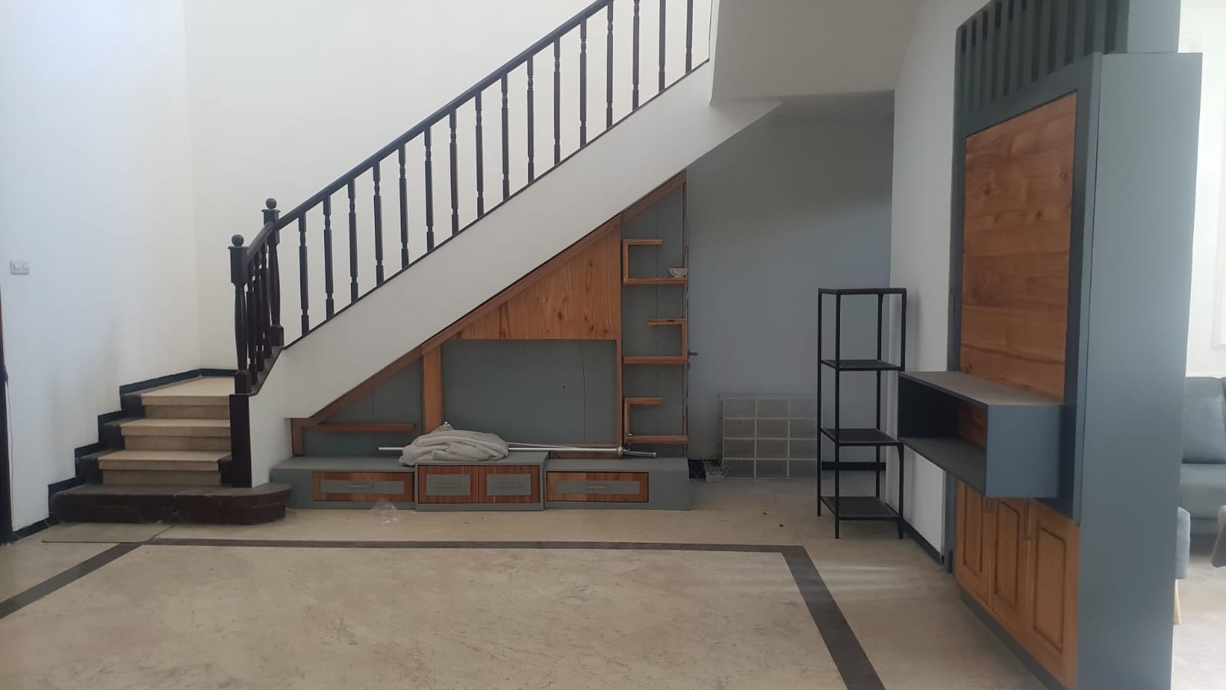 Dijual Rumah SEMI Furnished + MARMER RENOV Cantik Perumahan Villa Bukit Mas Surabaya Barat