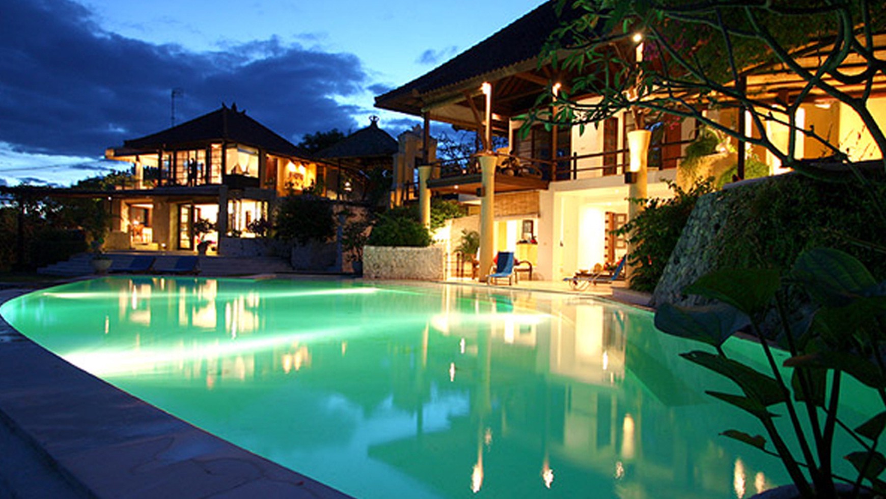 A large complex of four villas with a total of 7 bedrooms in Nusa Dua,