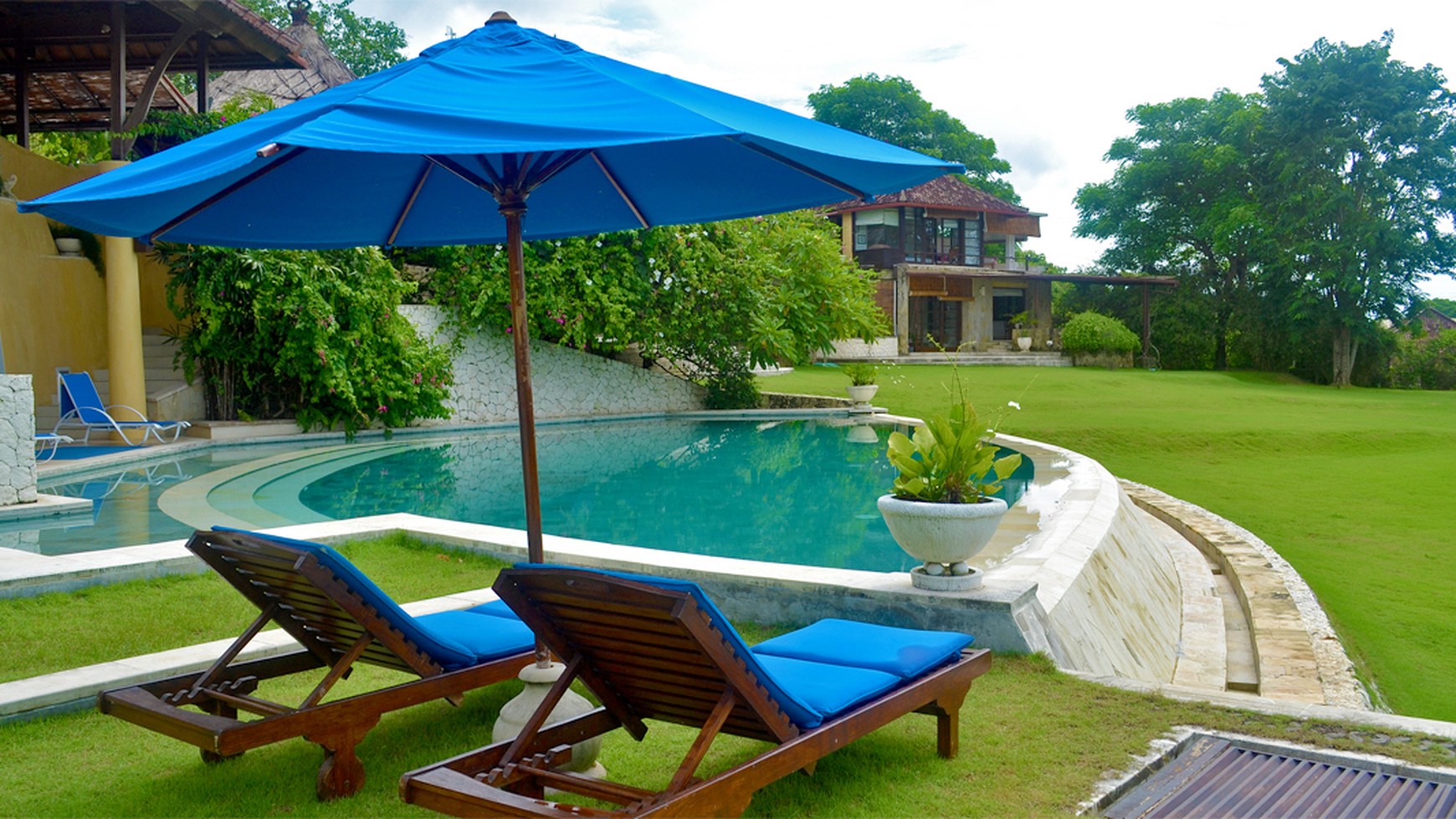 A large complex of four villas with a total of 7 bedrooms in Nusa Dua,