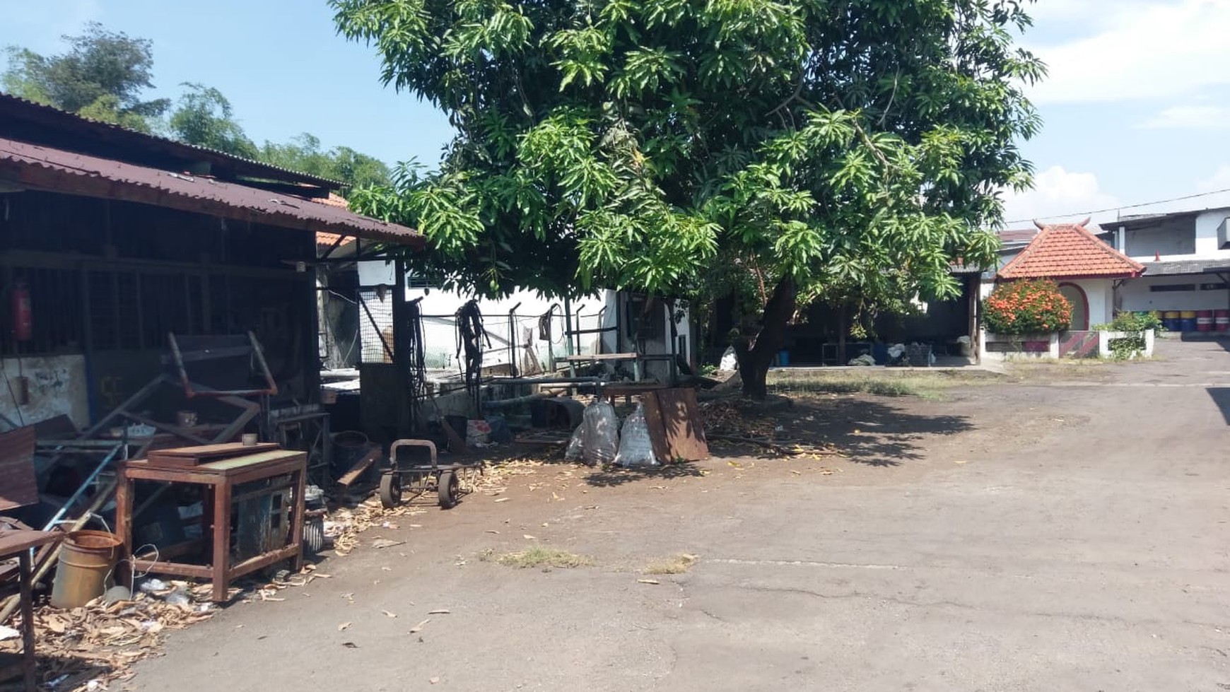 Gudang ex Pabrik Pusat Kota Sidoarjo, Dekat Pintu Tol