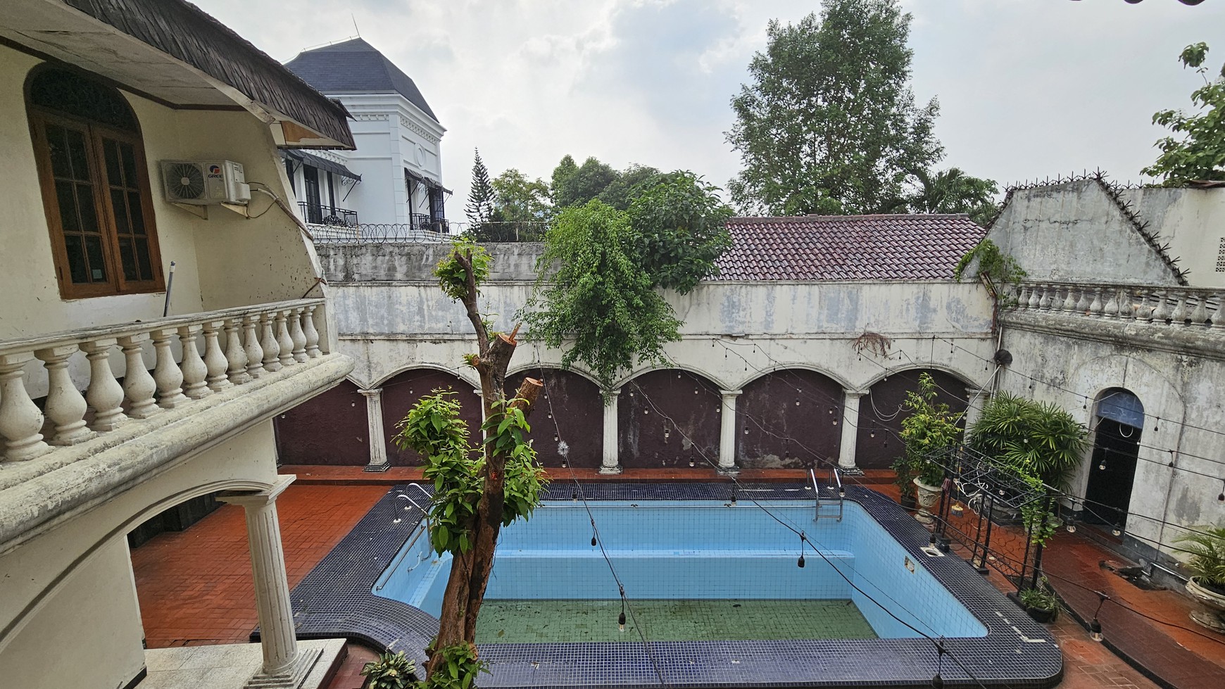 Rumah Siap untuk Usaha dan Siap Huni dengan Kolam Renang di Kemang Timur, Jakarta Selatan 