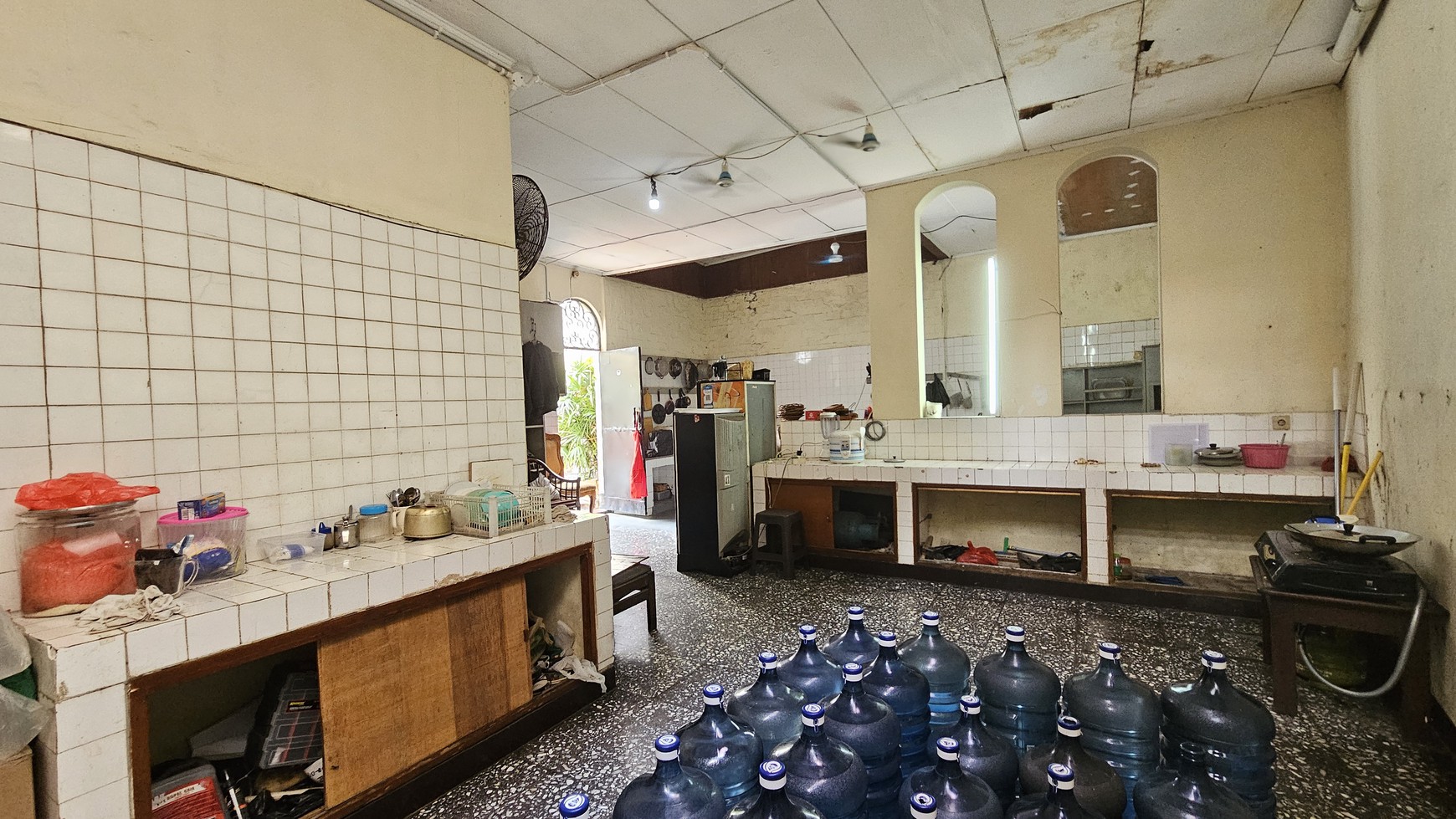 Dijual Rumah siap untuk usaha dan siap huni dengan kolam renang di kemang timur Jakarta Selatan