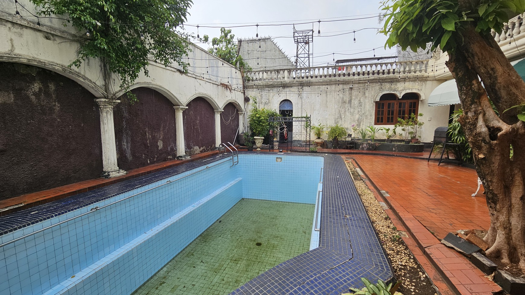 Rumah Siap untuk Usaha dan Siap Huni dengan Kolam Renang di Kemang Timur, Jakarta Selatan 