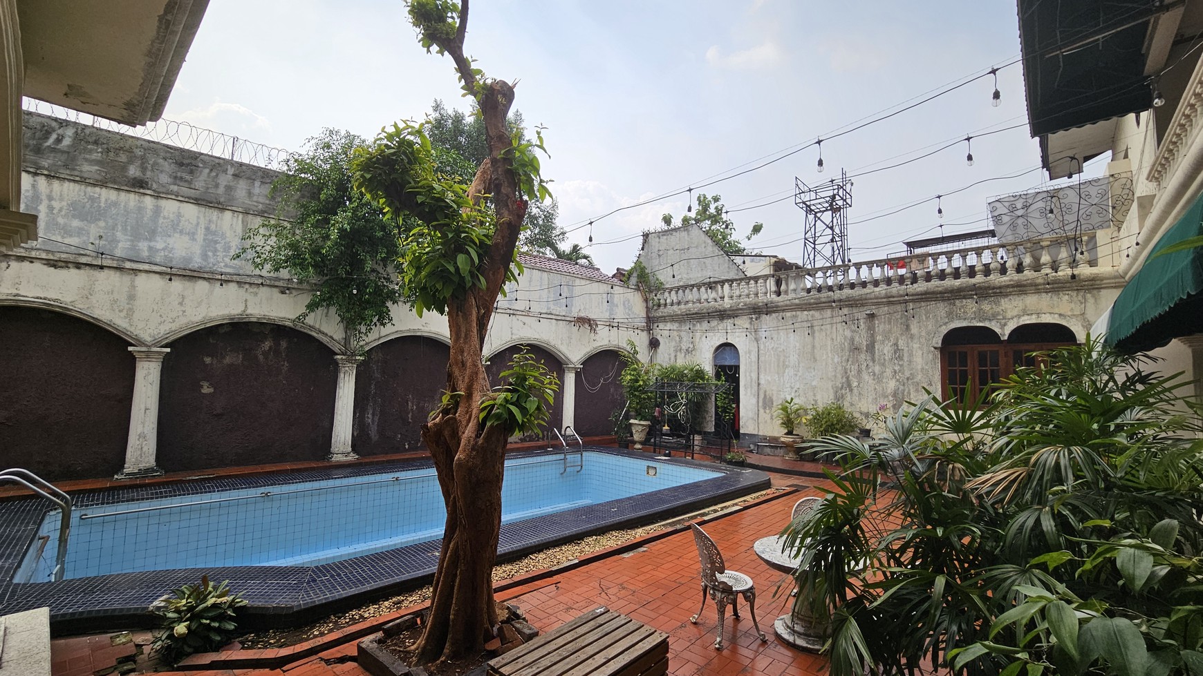 Rumah Siap untuk Usaha dan Siap Huni dengan Kolam Renang di Kemang Timur, Jakarta Selatan 