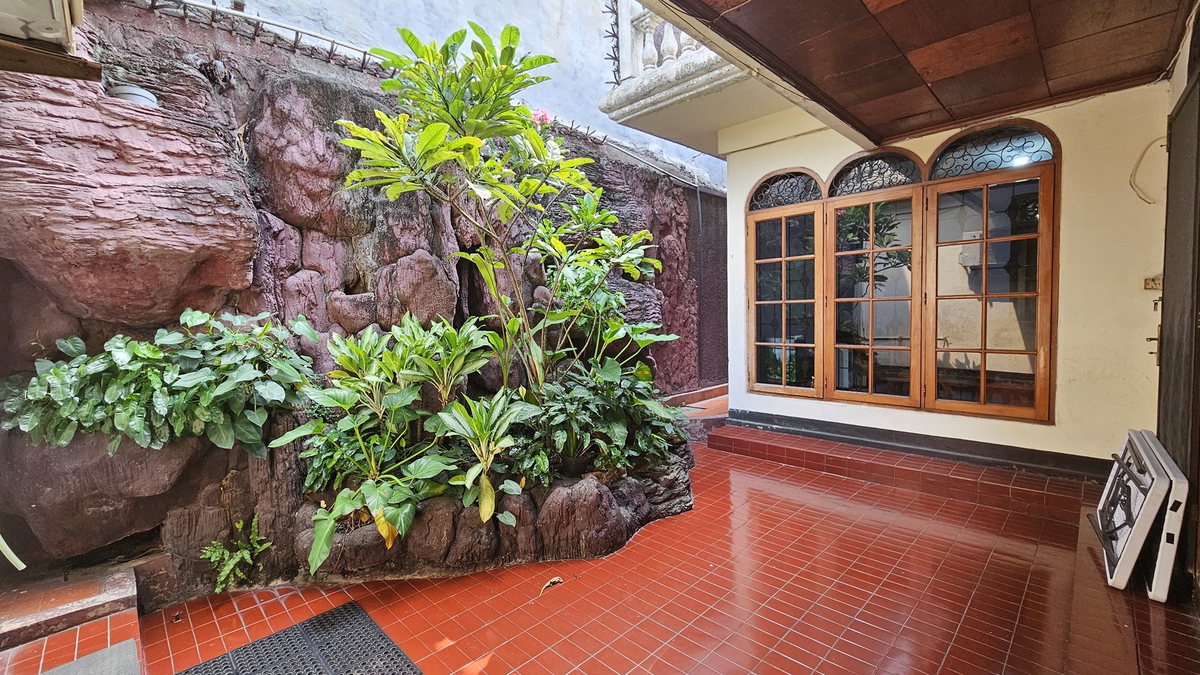 Dijual Rumah siap untuk usaha dan siap huni dengan kolam renang di kemang timur Jakarta Selatan