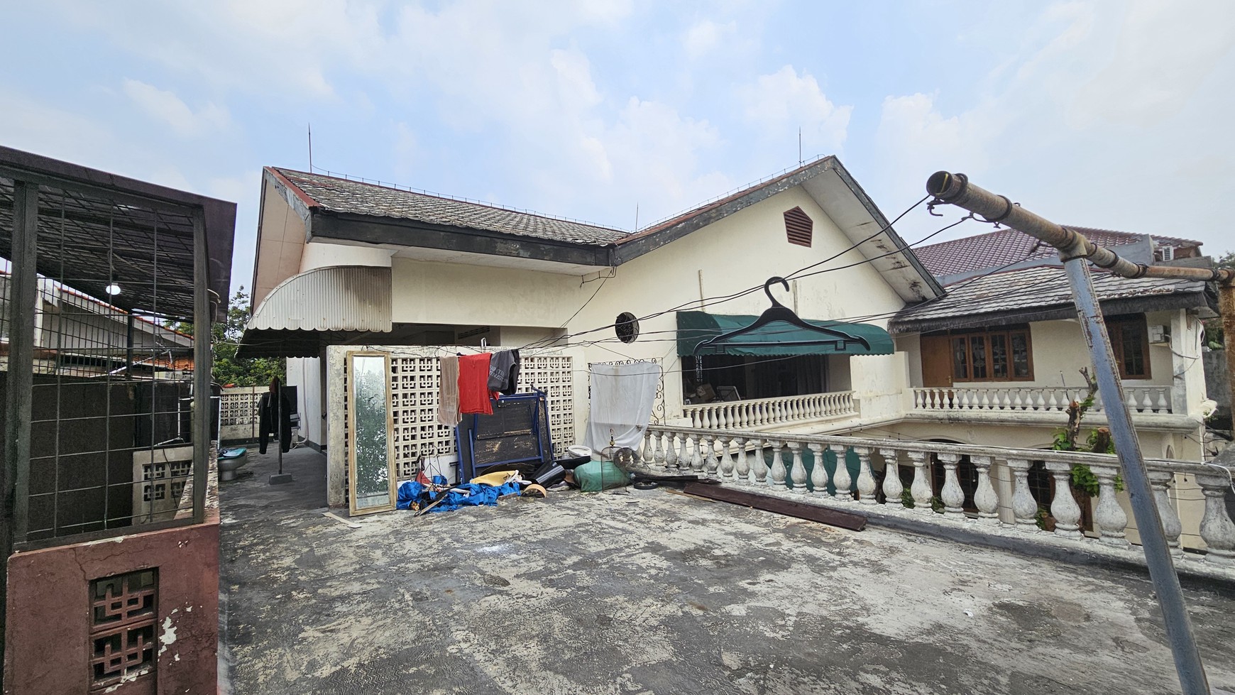 Rumah Siap untuk Usaha dan Siap Huni dengan  olam Renang di Kemang Timur, Jakarta Selatan ..