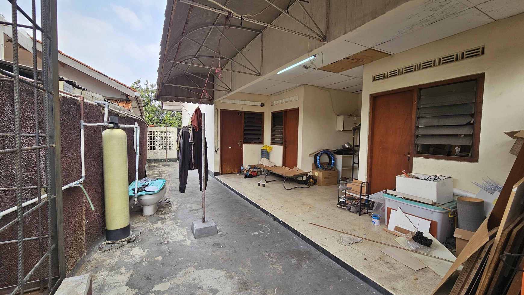 Rumah Siap untuk Usaha dan Siap Huni dengan  olam Renang di Kemang Timur, Jakarta Selatan ..