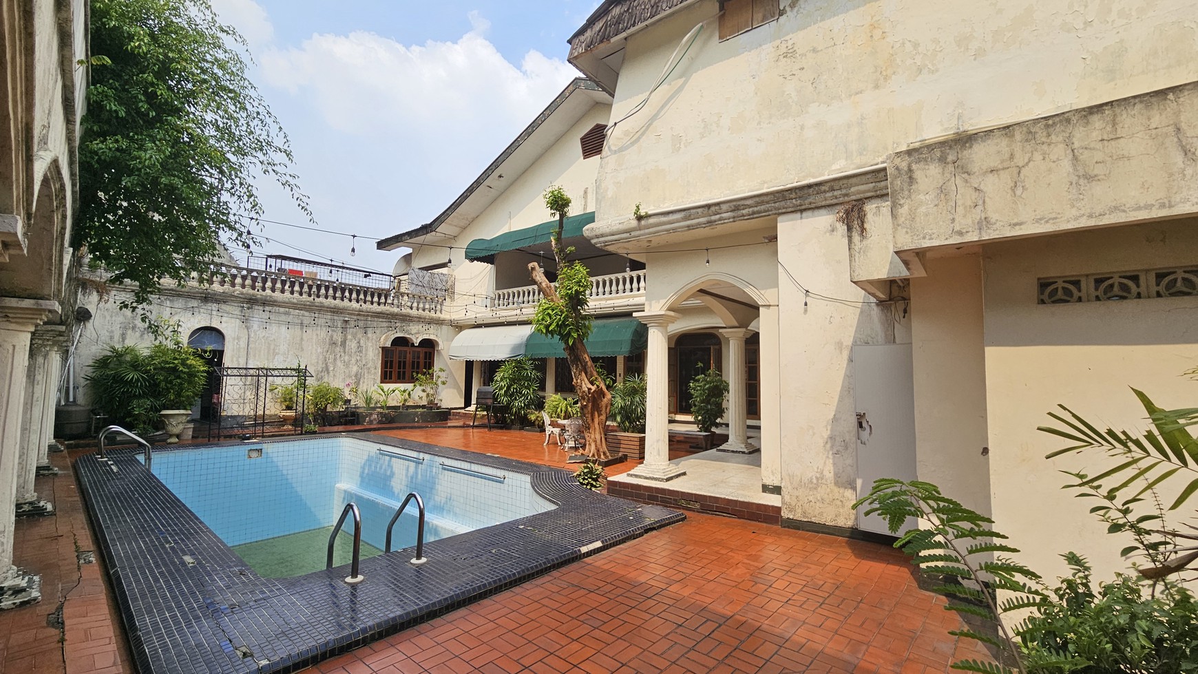 Rumah Siap untuk Usaha dan Siap Huni dengan  olam Renang di Kemang Timur, Jakarta Selatan