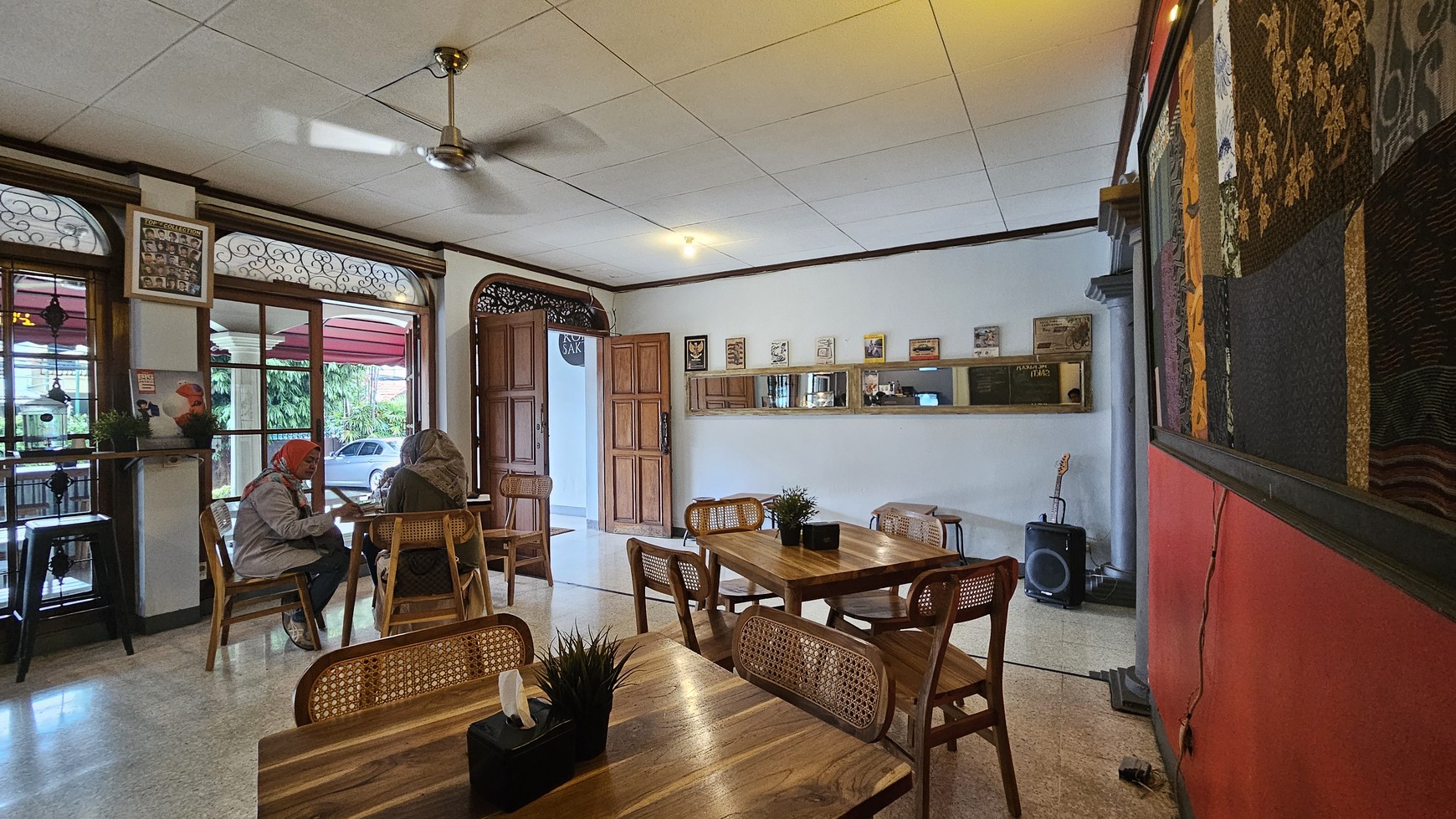 Rumah Siap untuk Usaha dan Siap Huni dengan  olam Renang di Kemang Timur, Jakarta Selatan