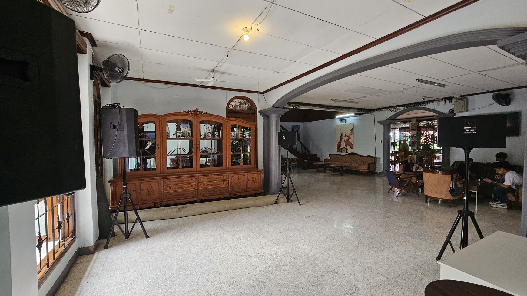 Rumah Siap untuk Usaha dan Siap Huni dengan  olam Renang di Kemang Timur, Jakarta Selatan