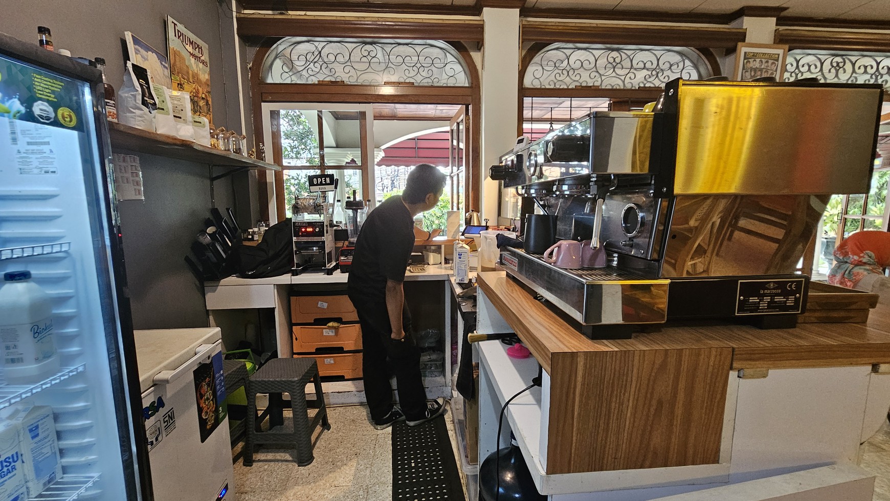 Rumah Siap untuk Usaha dan Siap Huni dengan  olam Renang di Kemang Timur, Jakarta Selatan