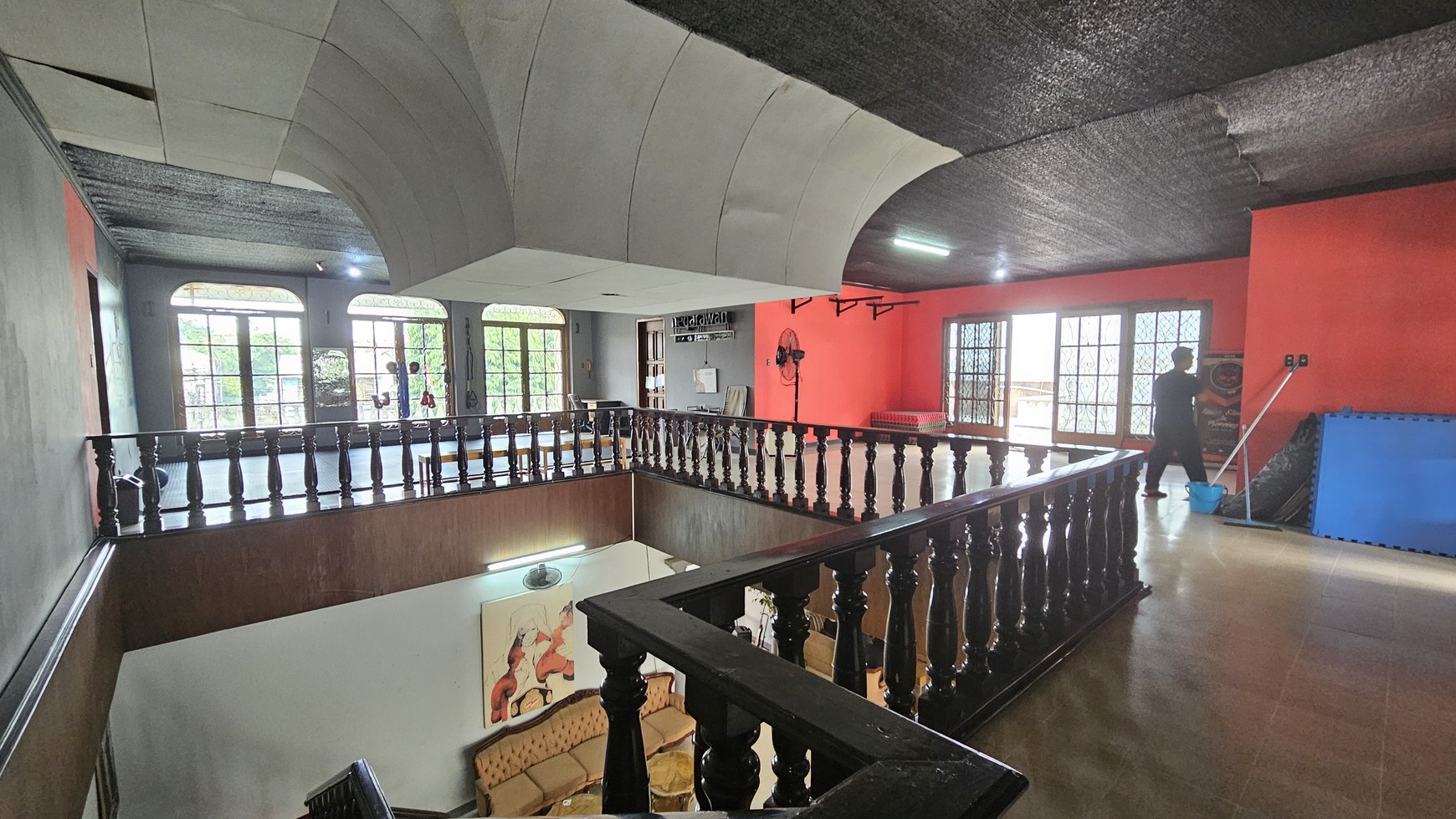 Rumah Siap untuk Usaha dan Siap Huni dengan  olam Renang di Kemang Timur, Jakarta Selatan