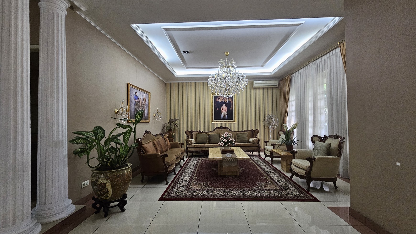 Rumah Siap Huni dan Asri dengan Taman Luas di Kemang Timur, Jakarta Selatan 