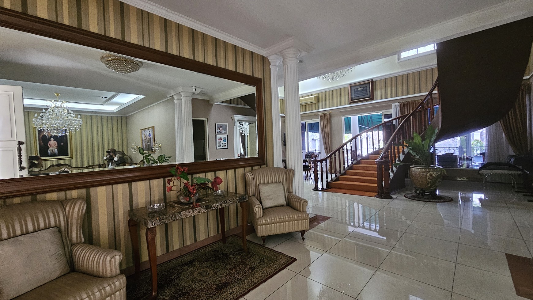 Rumah Siap Huni dan Asri dengan Taman Luas di Kemang Timur, Jakarta Selatan 