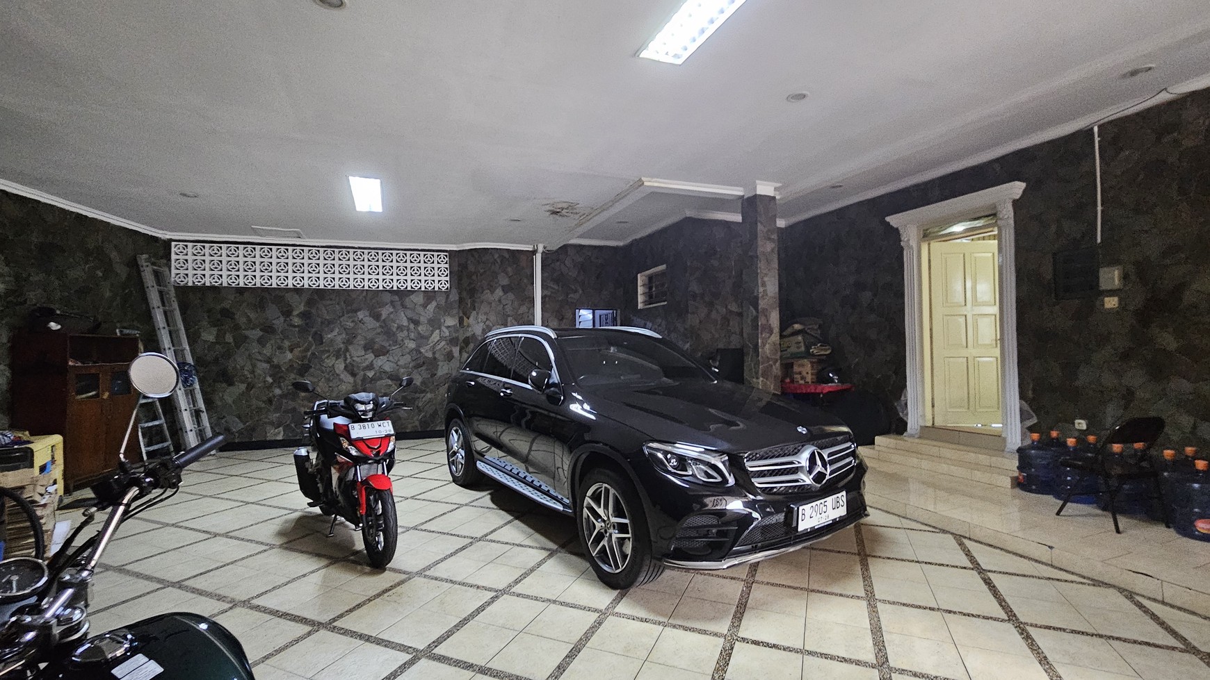 Rumah Siap Huni dan Asri dengan Taman Luas di Kemang Timur, Jakarta Selatan 