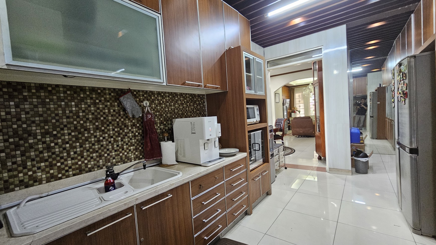 Rumah Siap Huni dan Asri dengan Taman Luas di Kemang Timur, Jakarta Selatan 