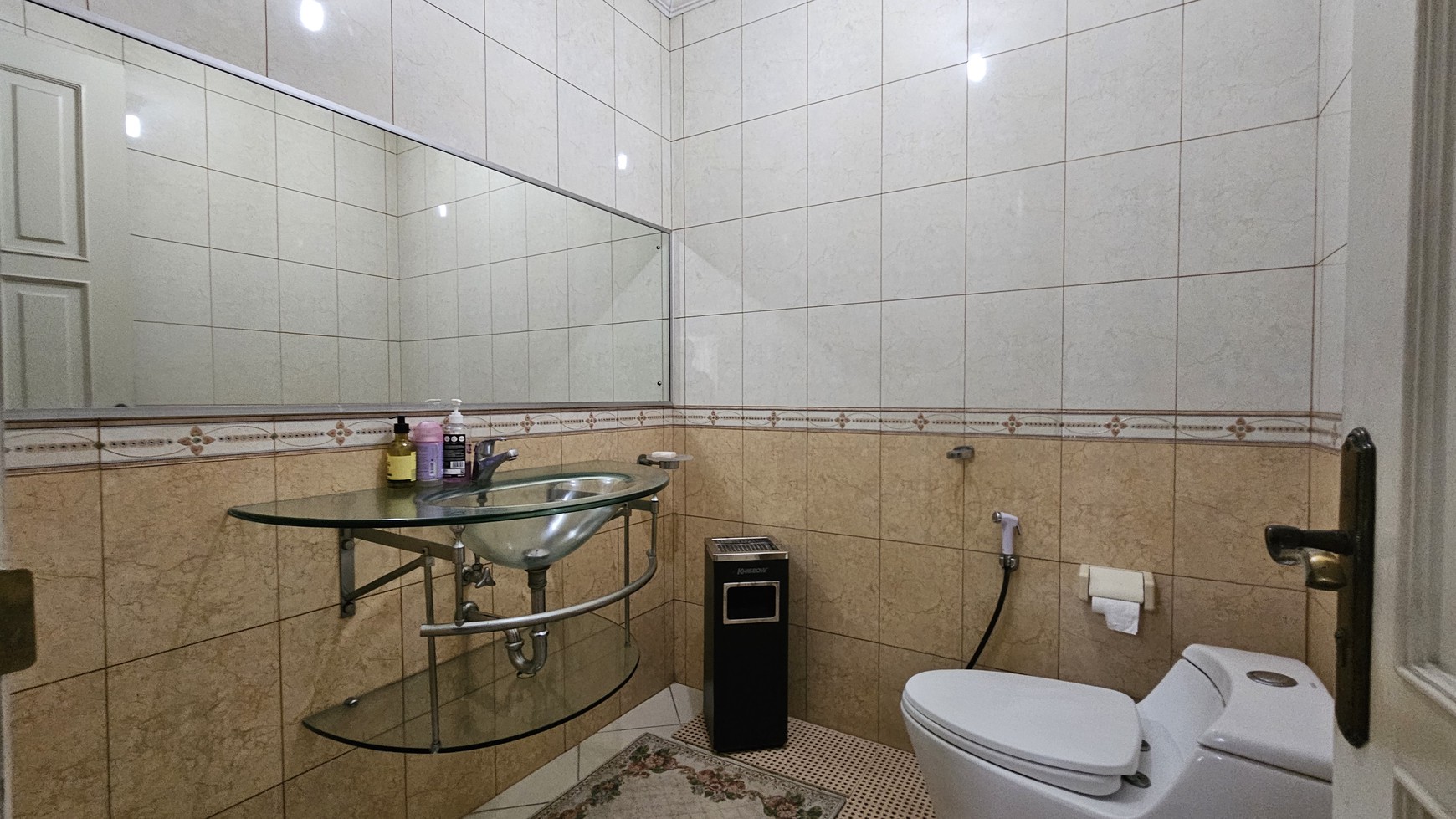 Rumah Siap Huni dan Asri dengan Taman Luas di Kemang Timur, Jakarta Selatan 