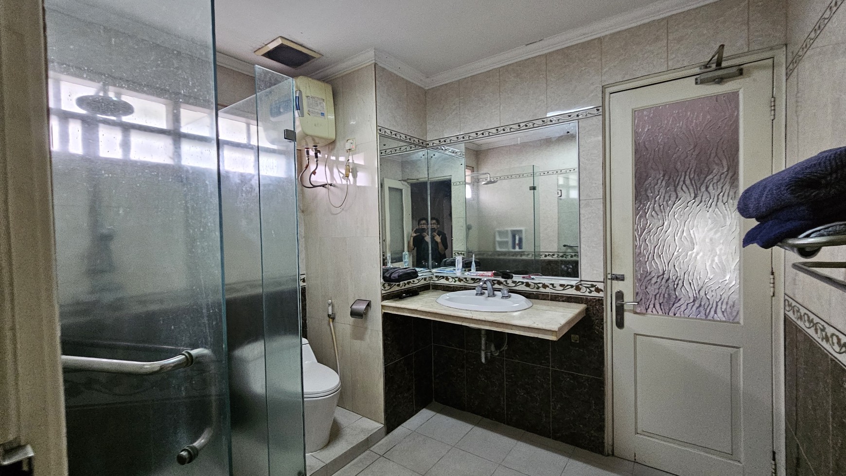 Rumah Siap Huni dan Asri dengan Taman Luas di Kemang Timur, Jakarta Selatan 