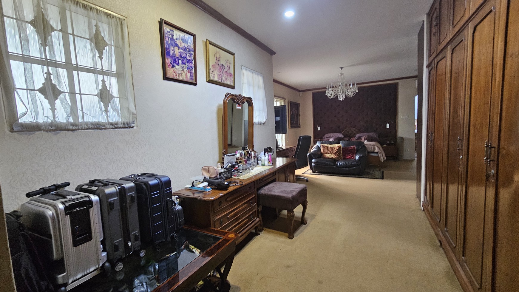 Rumah Siap Huni dan Asri dengan Taman Luas di Kemang Timur, Jakarta Selatan 