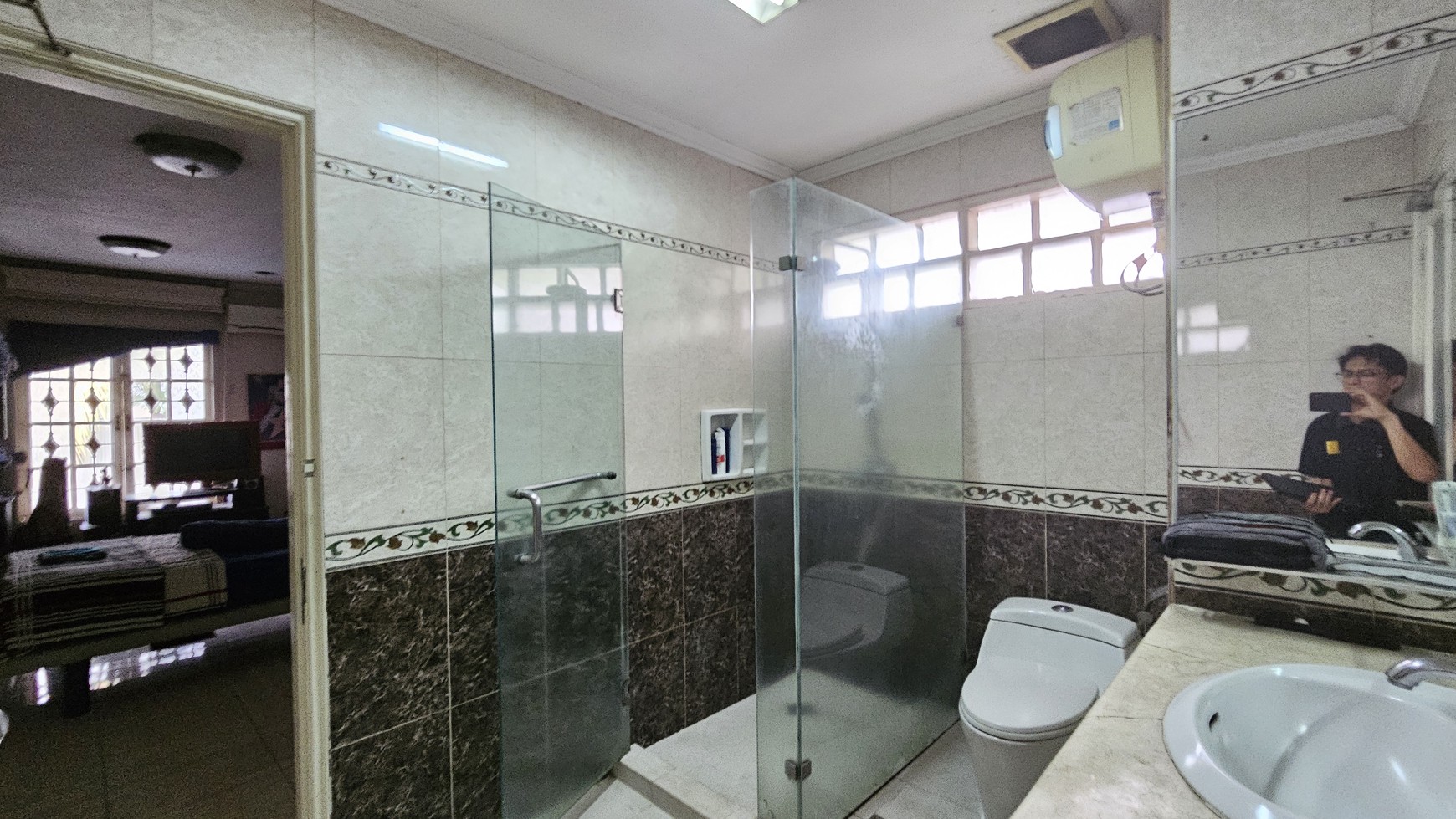 Rumah Siap Huni dan Asri dengan Taman Luas di Kemang Timur, Jakarta Selatan 