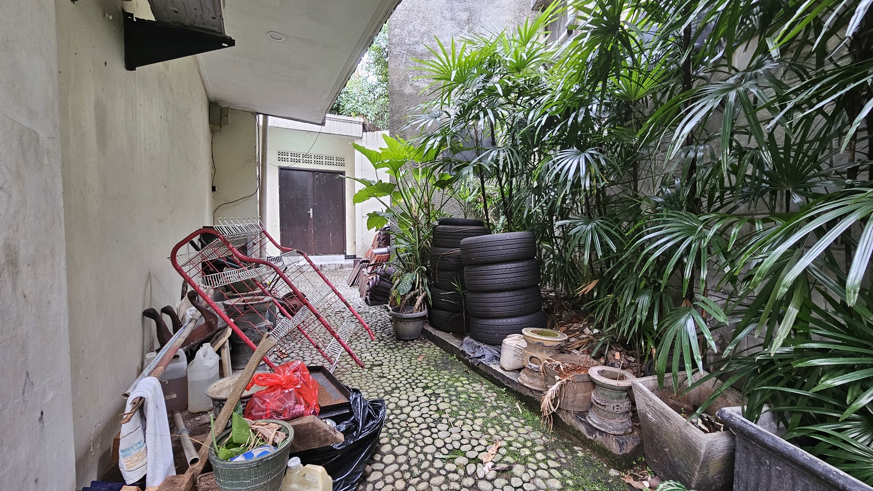 Rumah Siap Huni dan Asri dengan Taman Luas di Kemang Timur, Jakarta Selatan.