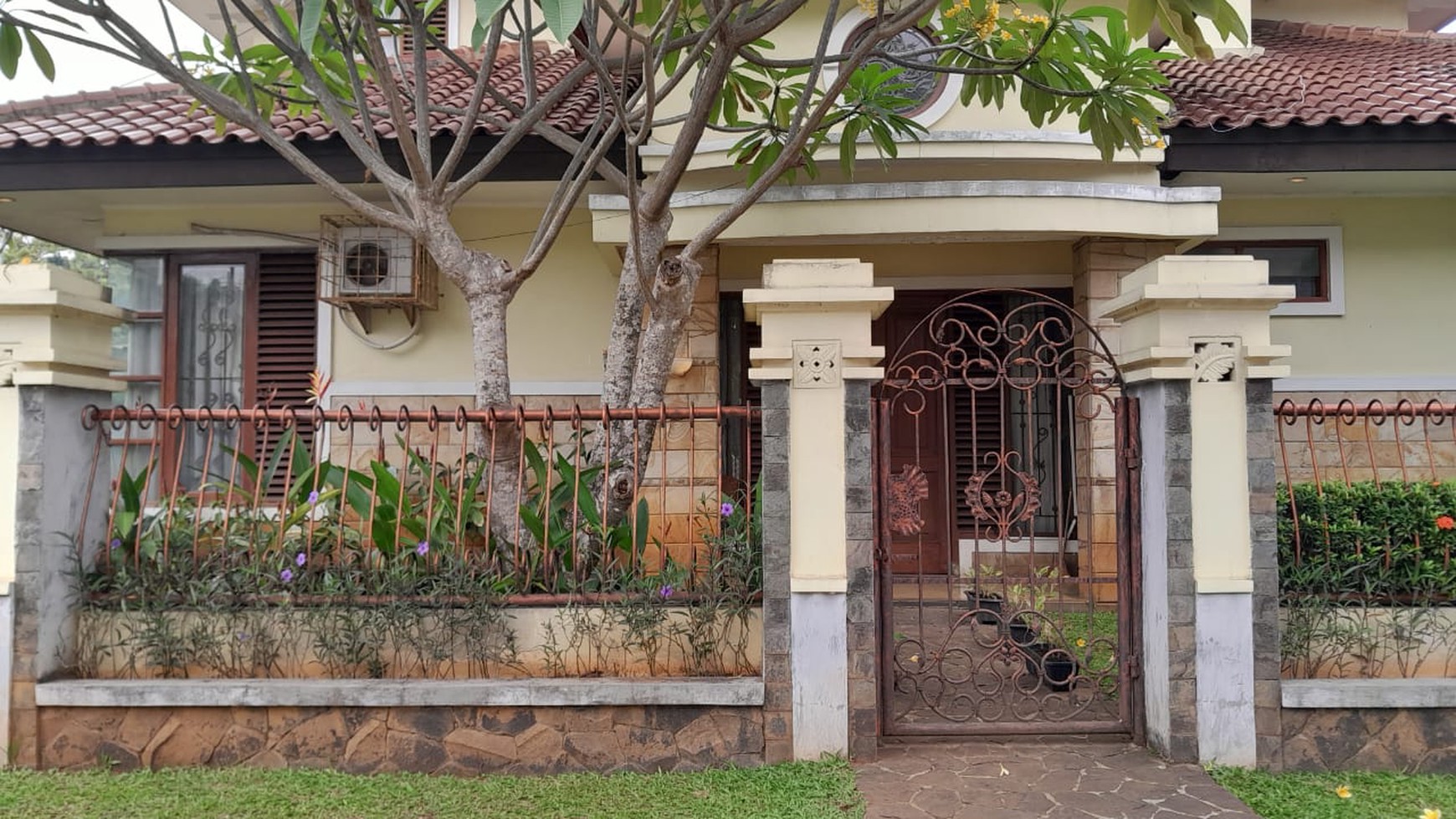 Rumah Mewah, bangunan terawat, Lingkungan nyaman dan aman di Bintaro Sektor 7