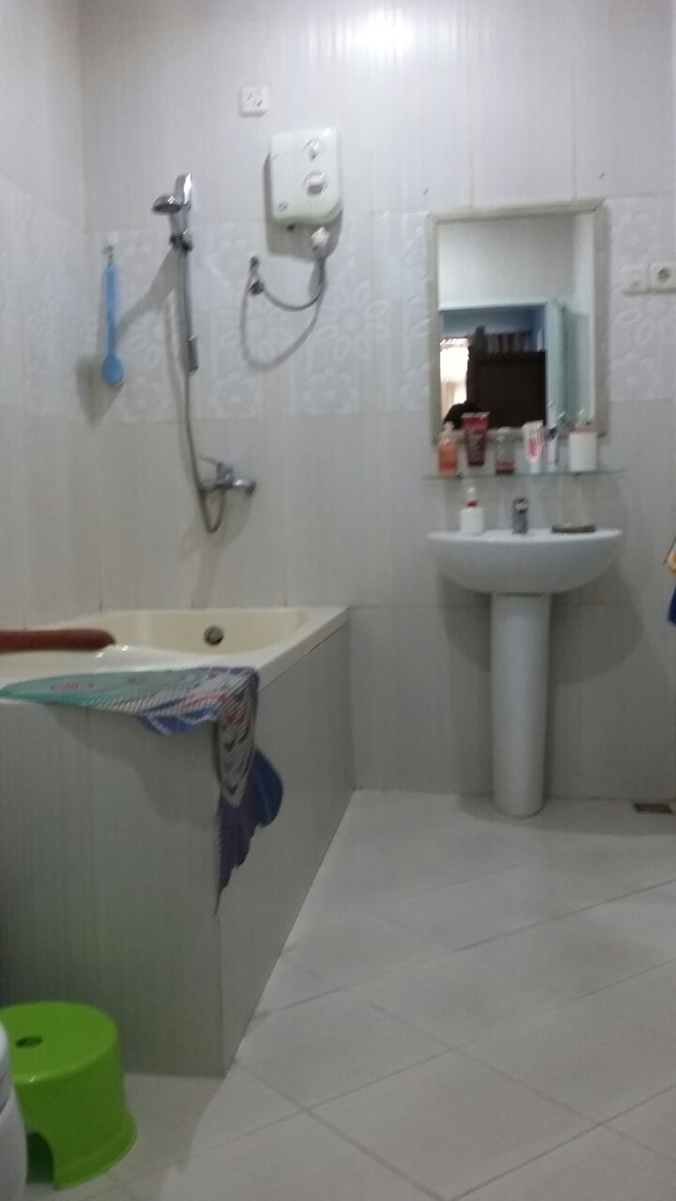 Rumah cantik siap huni dalam cluster bintaro jaya sektor 5.