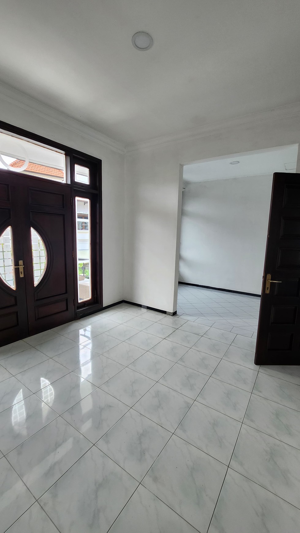 Rumah Villa Bukit Mas Surabaya - Lantai MARMER + SEMI Furnished Dekat Akses Tol Satelit, Ciputra World Mall