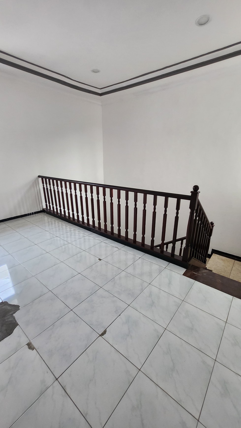 Rumah Villa Bukit Mas Surabaya - Lantai MARMER + SEMI Furnished Dekat Akses Tol Satelit, Ciputra World Mall