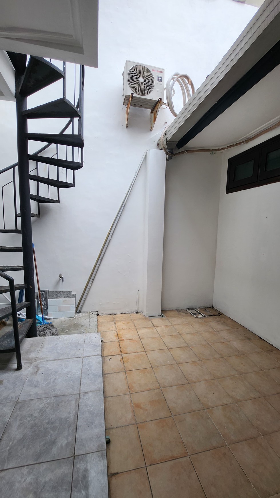 Rumah Villa Bukit Mas Surabaya - Lantai MARMER + SEMI Furnished Dekat Akses Tol Satelit, Ciputra World Mall