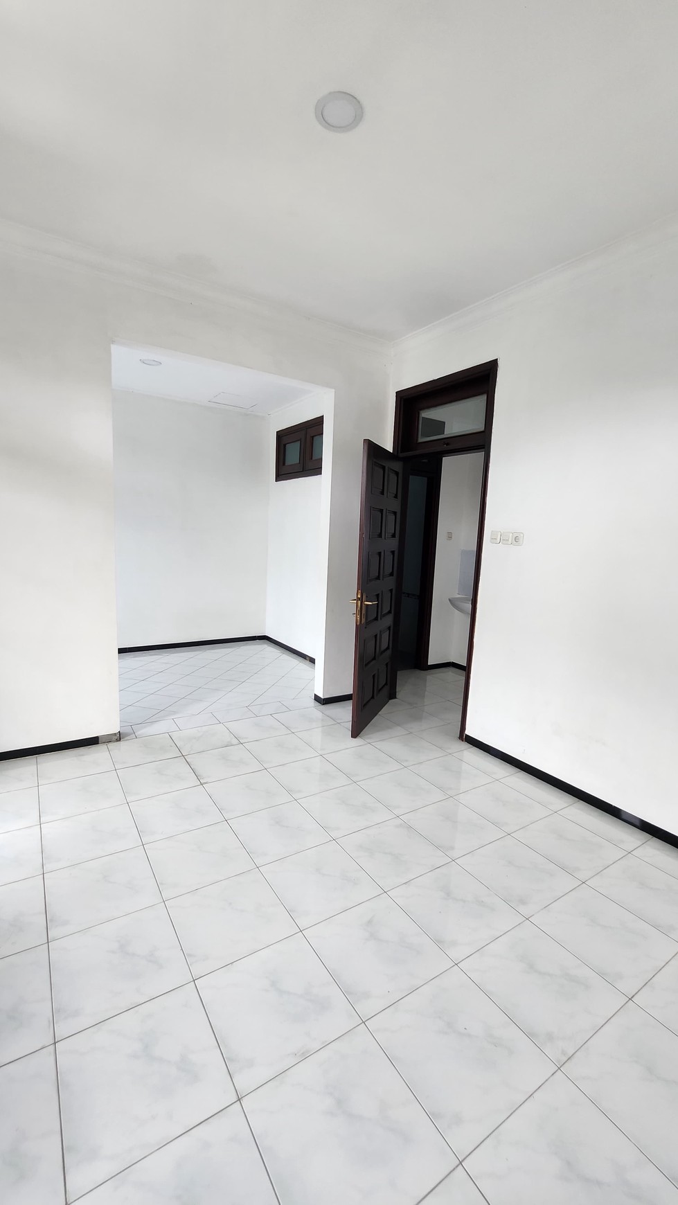 Rumah Villa Bukit Mas Surabaya - Lantai MARMER + SEMI Furnished Dekat Akses Tol Satelit, Ciputra World Mall