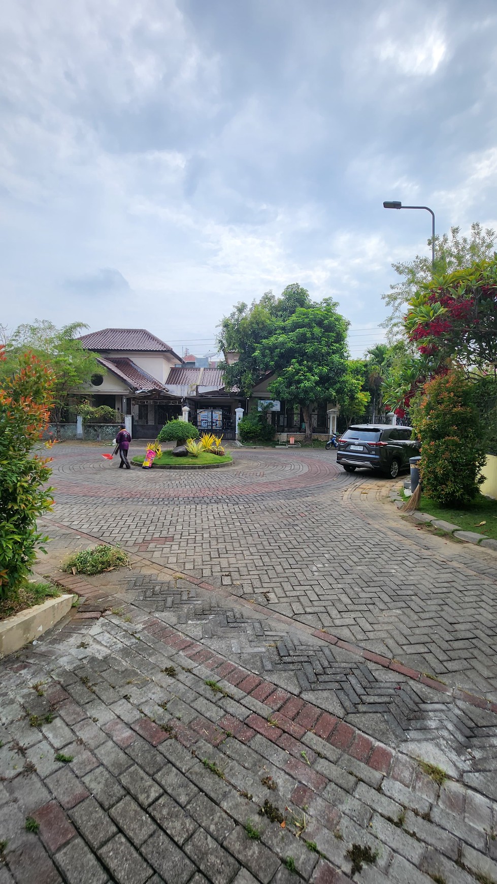 Rumah Villa Bukit Mas Surabaya - Lantai MARMER + SEMI Furnished Dekat Akses Tol Satelit, Ciputra World Mall