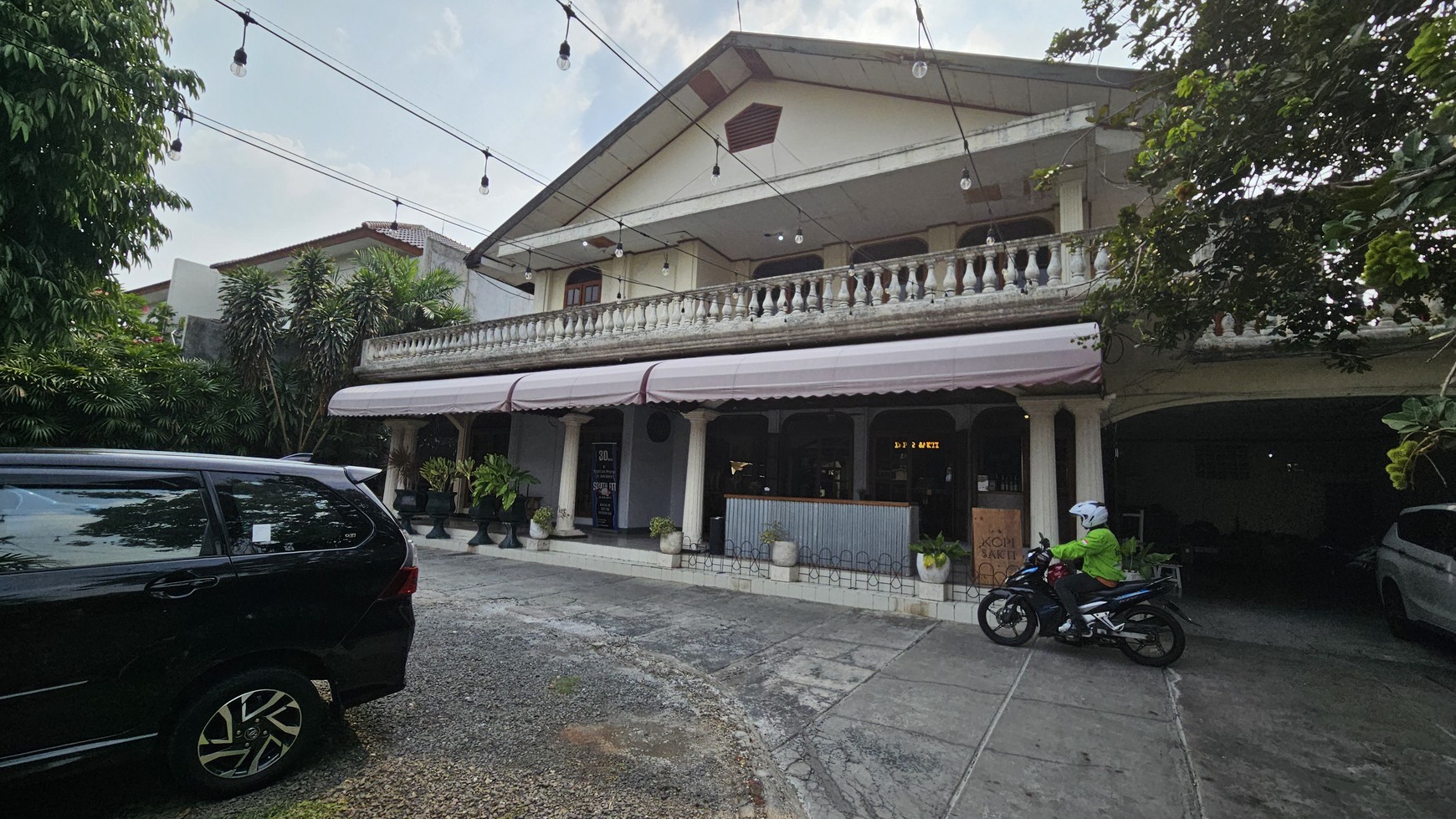 Rumah dengan Pool, Lokasi Strategis di Kemang Timur, Jakarta Selatan