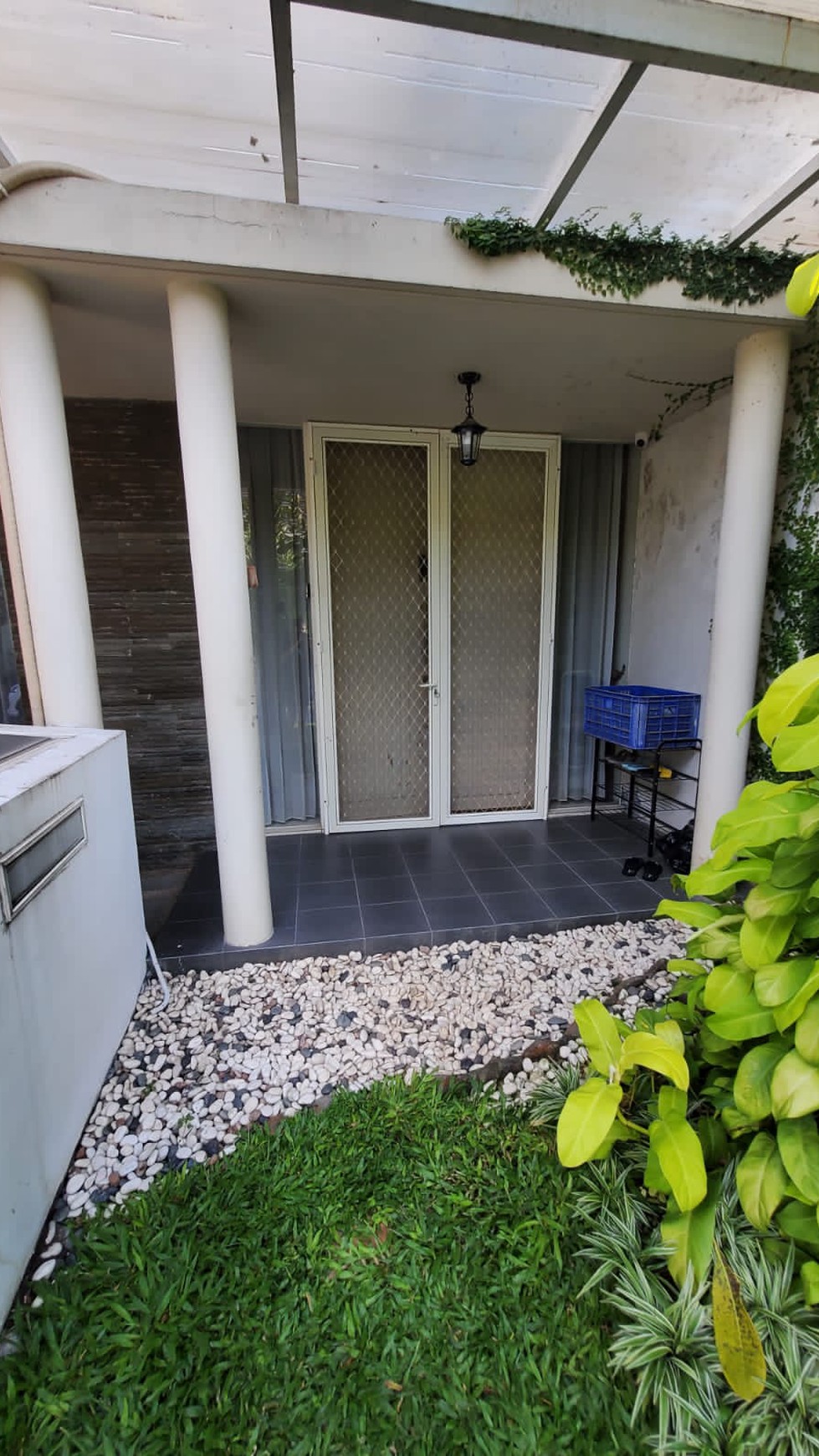 Rumah Woodland Citraland SEMI Furnished + VERTICAL Garden + Garasi Carport masuk 3 Mobil - TerMURAH - LUAS cantik Siap Huni