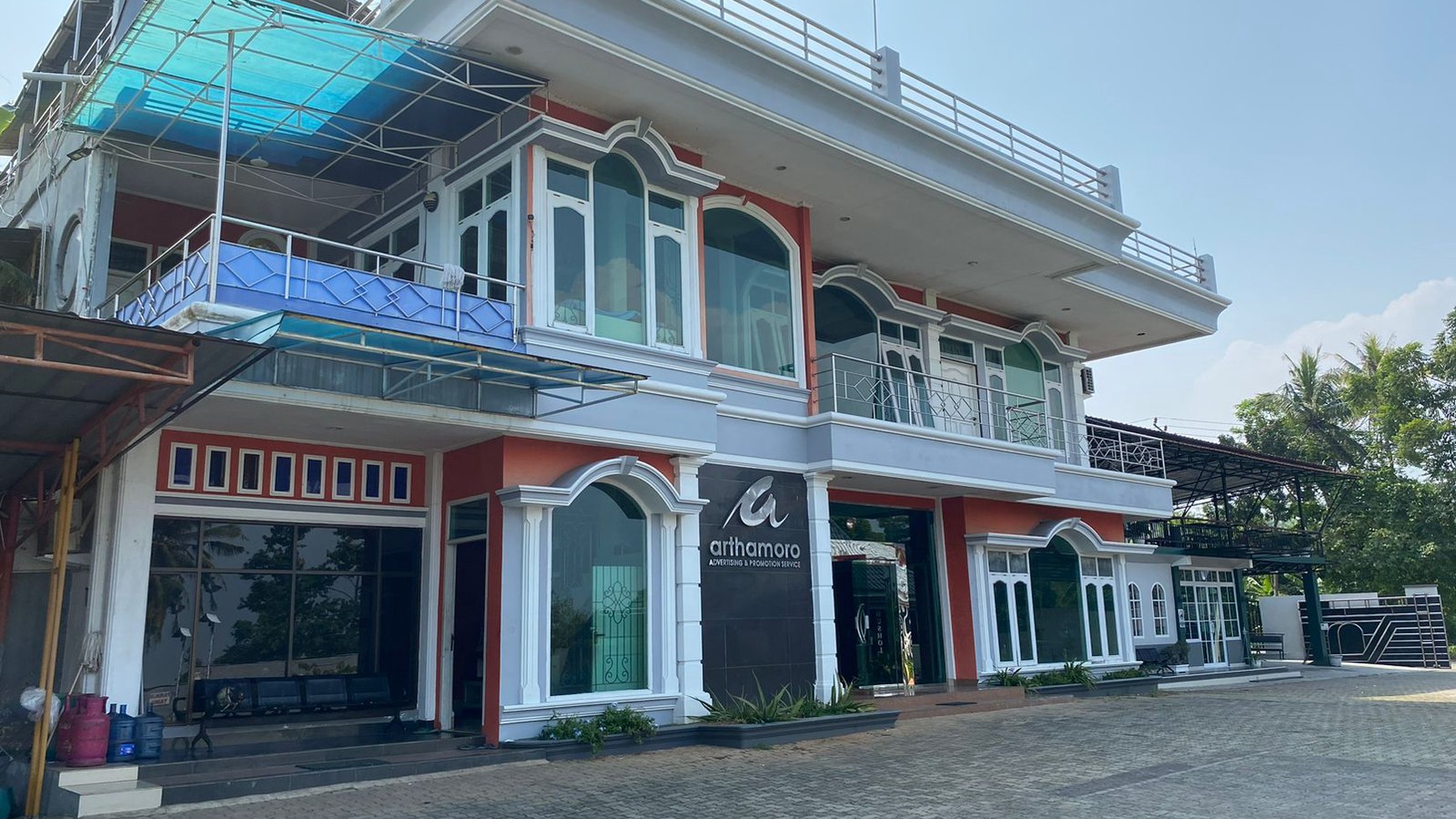 Dijual Rumah Mewah Tanah 2800m2 Serta Usaha Cafe dan Carwash di Teluk Betung