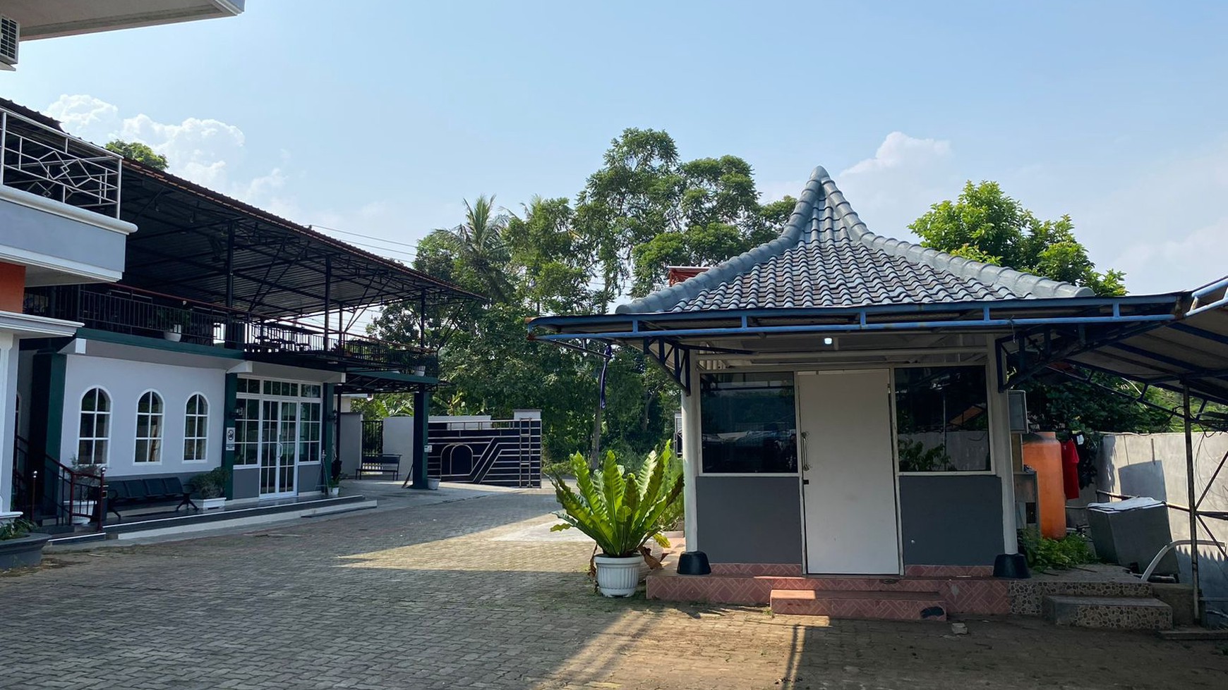 Dijual Rumah Mewah Tanah 2800m2 Serta Usaha Cafe dan Carwash di Teluk Betung