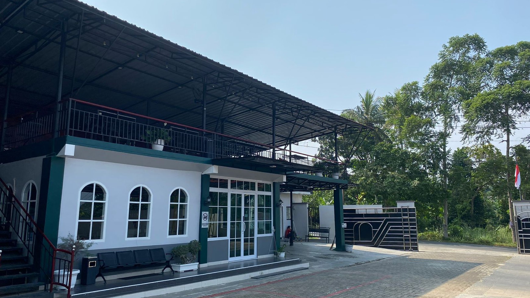 Dijual Rumah Mewah Tanah 2800m2 Serta Usaha Cafe dan Carwash di Teluk Betung