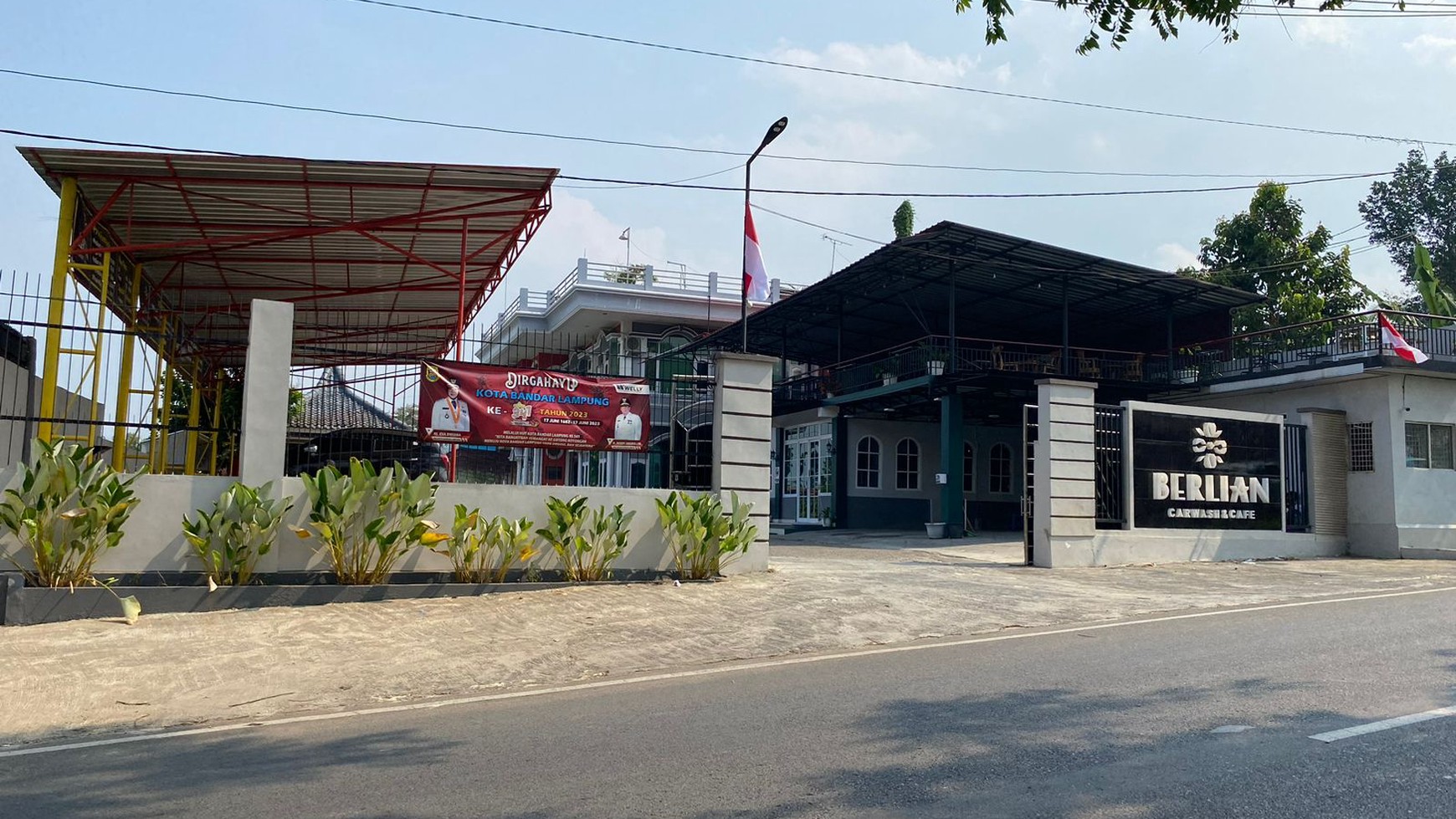 Dijual Rumah Mewah Tanah 2800m2 Serta Usaha Cafe dan Carwash di Teluk Betung