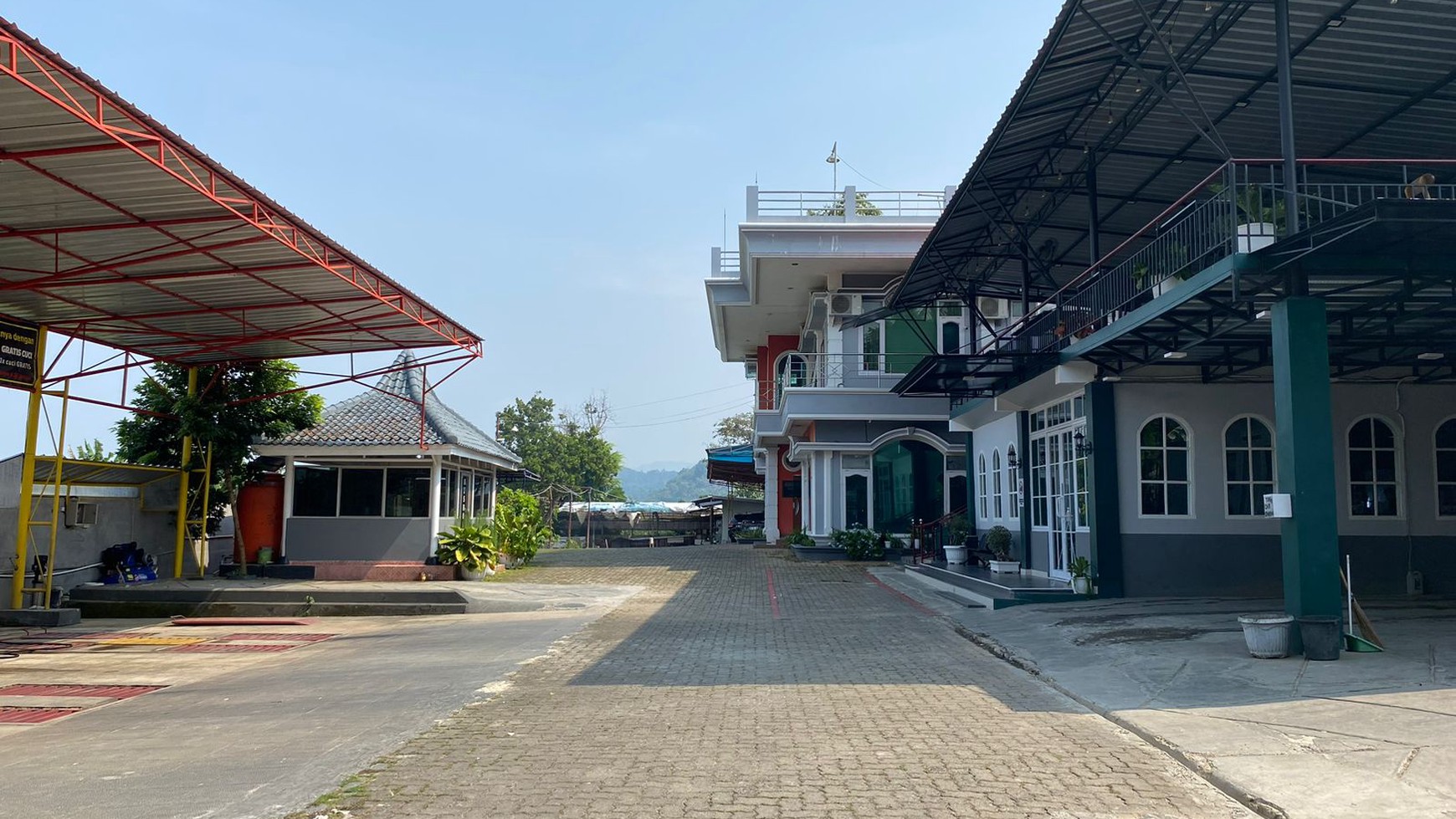 Dijual Rumah Mewah Tanah 2800m2 Serta Usaha Cafe dan Carwash di Teluk Betung