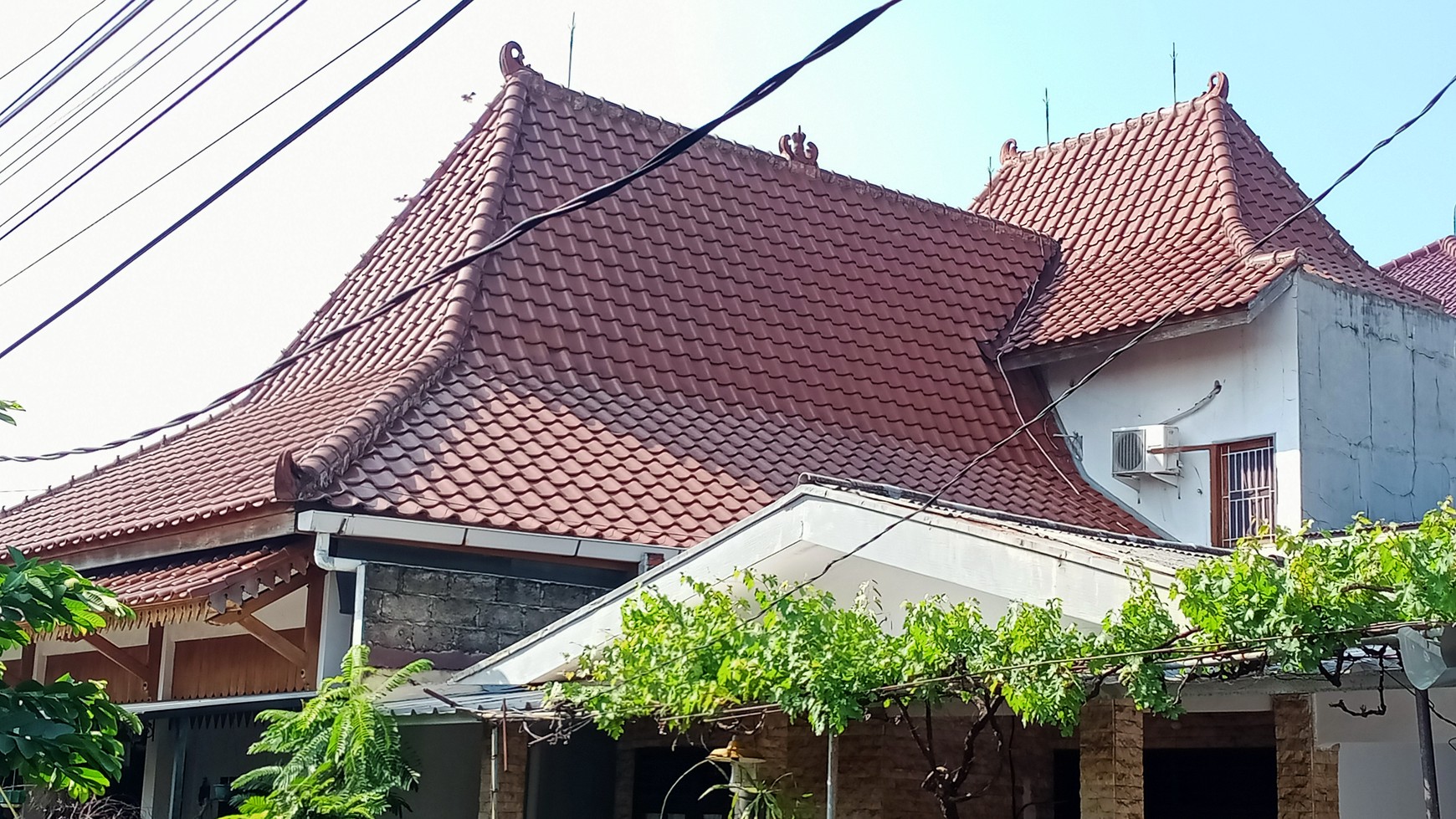 Rumah bergaya etnik jawa dengan atap joglo di kav BBD Mekarsari Depok