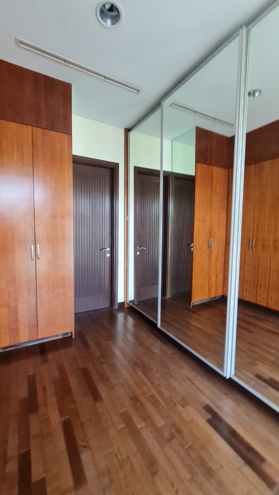 Rumah Modern Semi Furnished di Komplek Setraduta