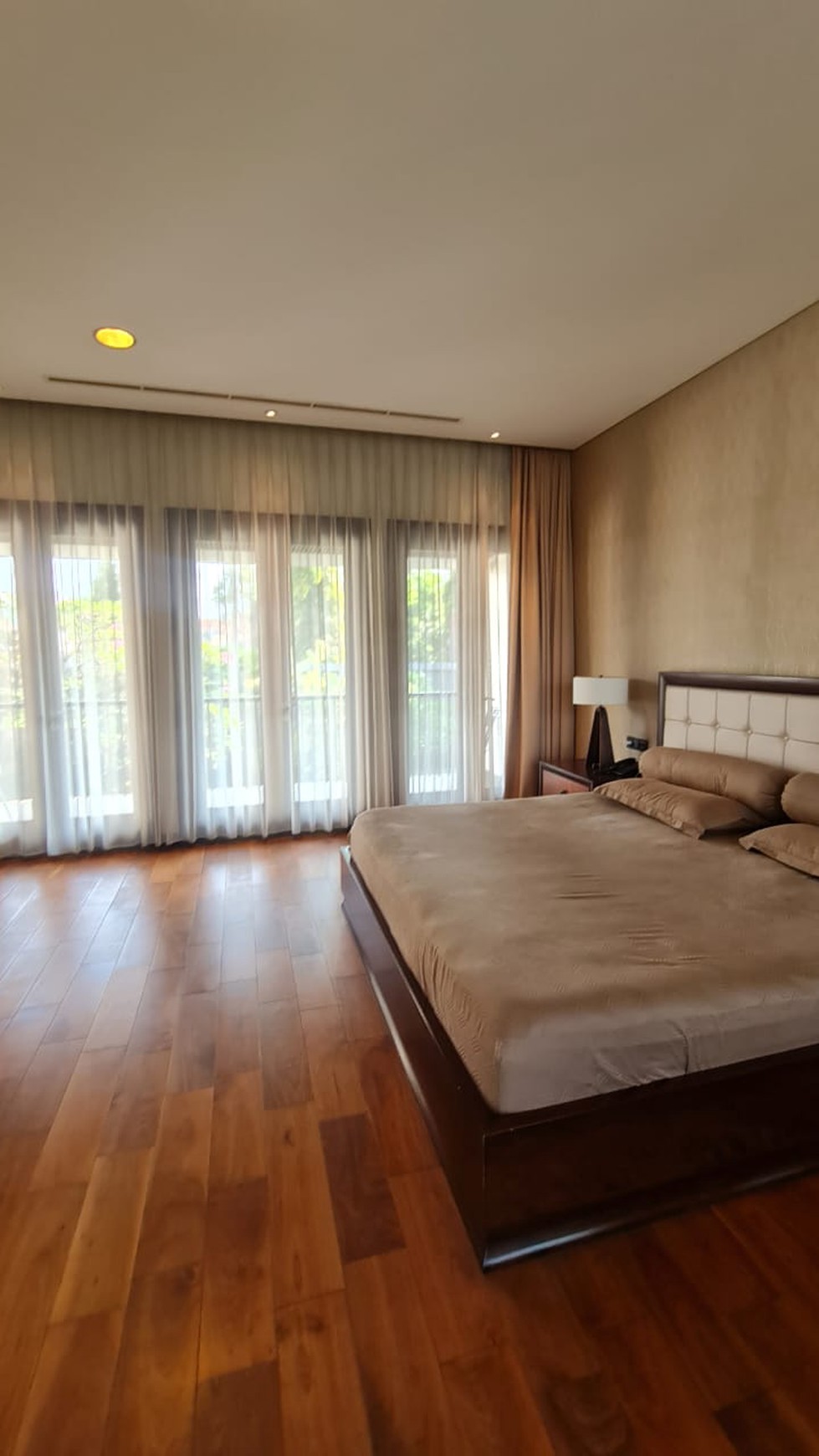 Rumah Modern Semi Furnished di Komplek Setraduta